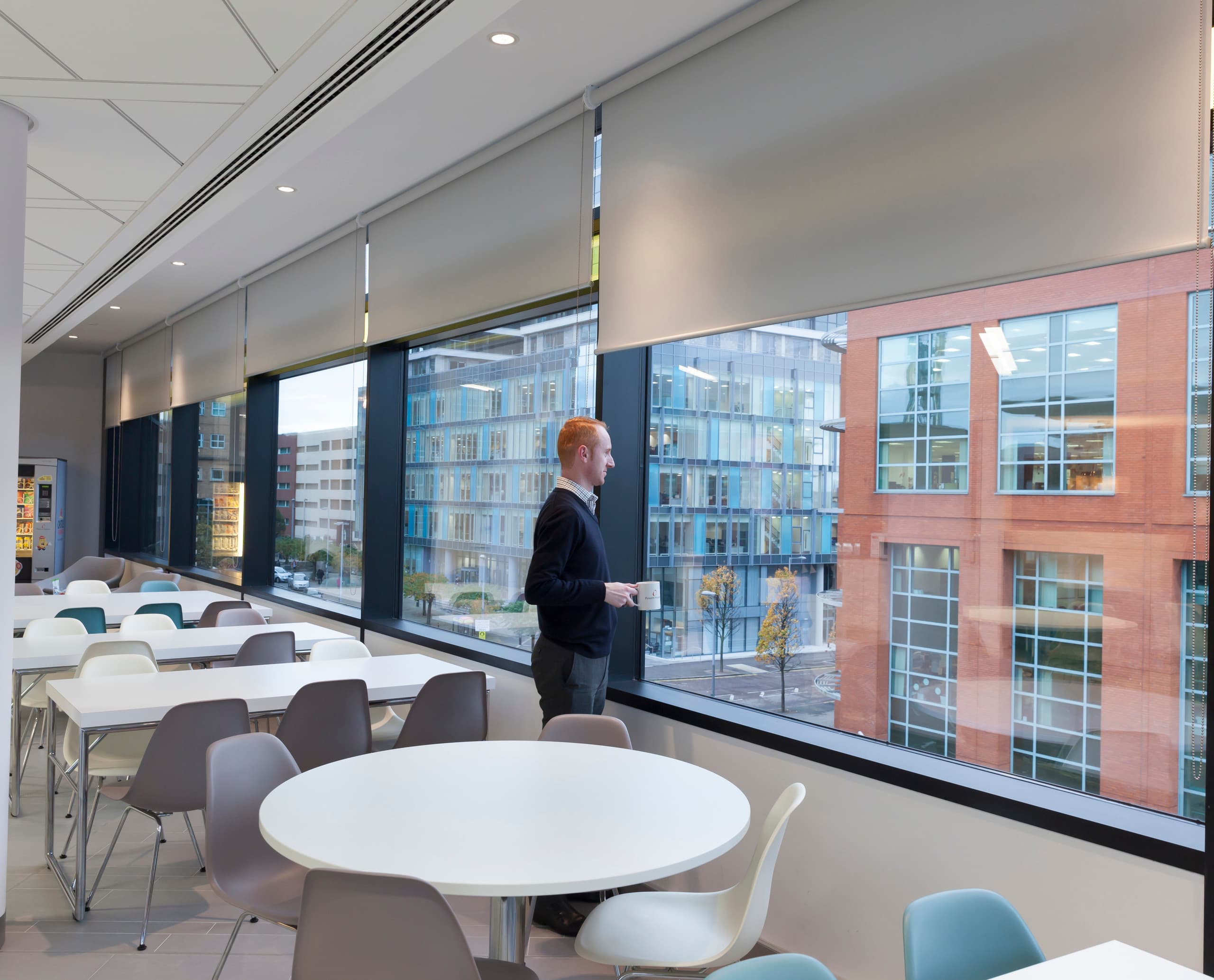 ERCO Beleuchtung im Pinsent Masons Büro, Belfast. Büro mit ERCO Licht für konzentriertes Arbeiten.