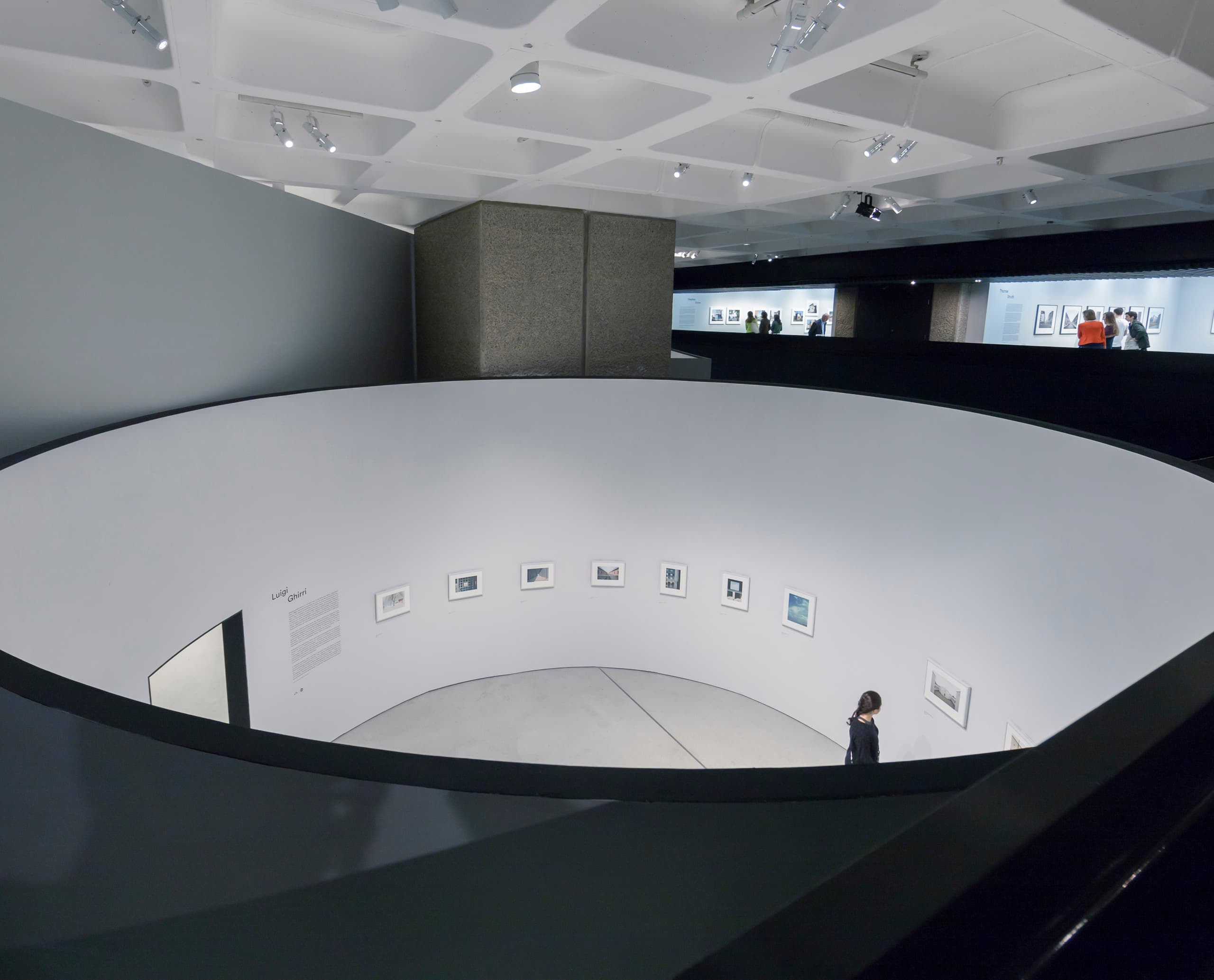 Innenansicht der Barbican Art Gallery mit ERCO LED-Beleuchtung in London.