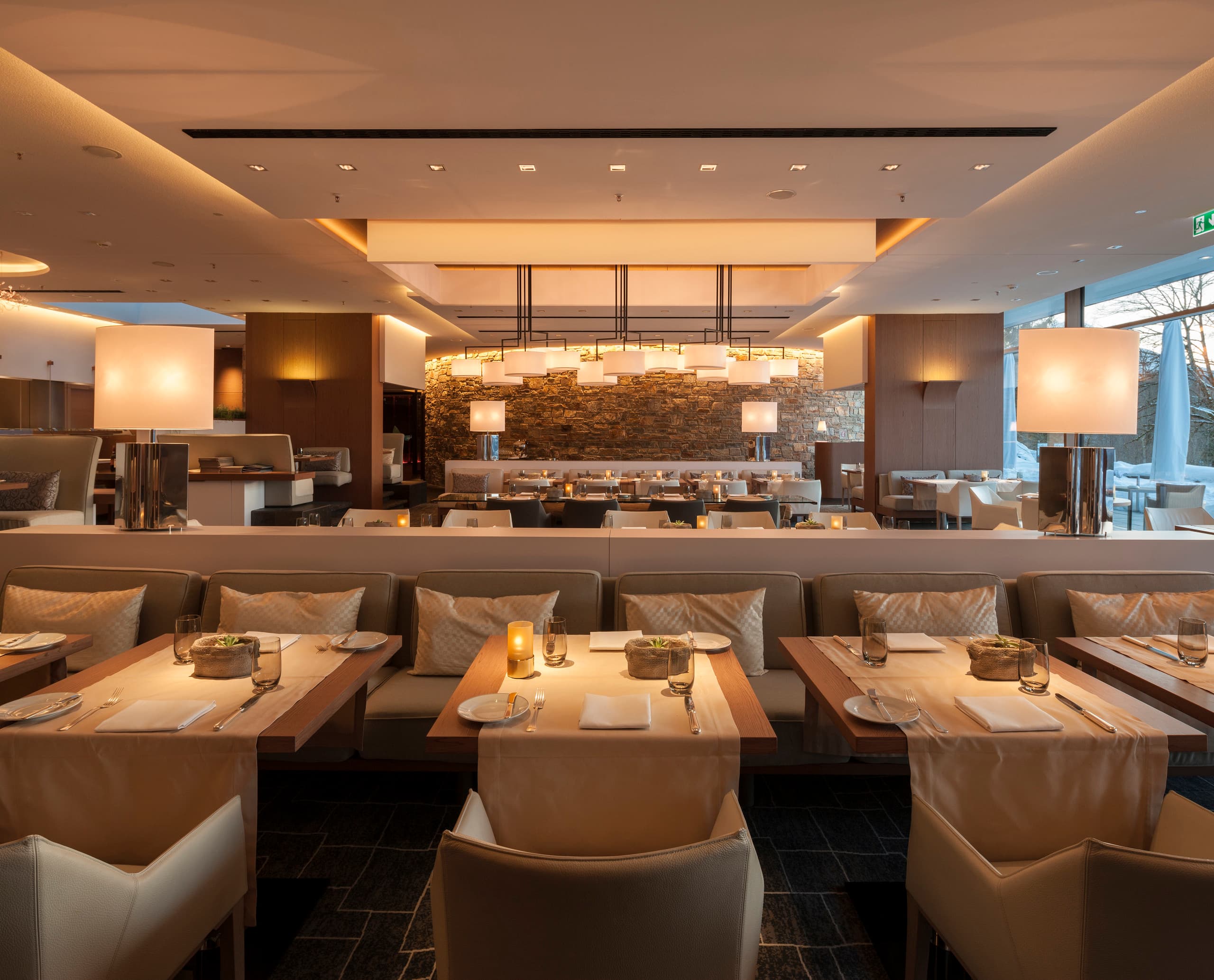 Johann Grill Restaurant im Kempinski Hotel Berchtesgaden mit ERCO LED-Beleuchtung für stimmungsvolles Ambiente.