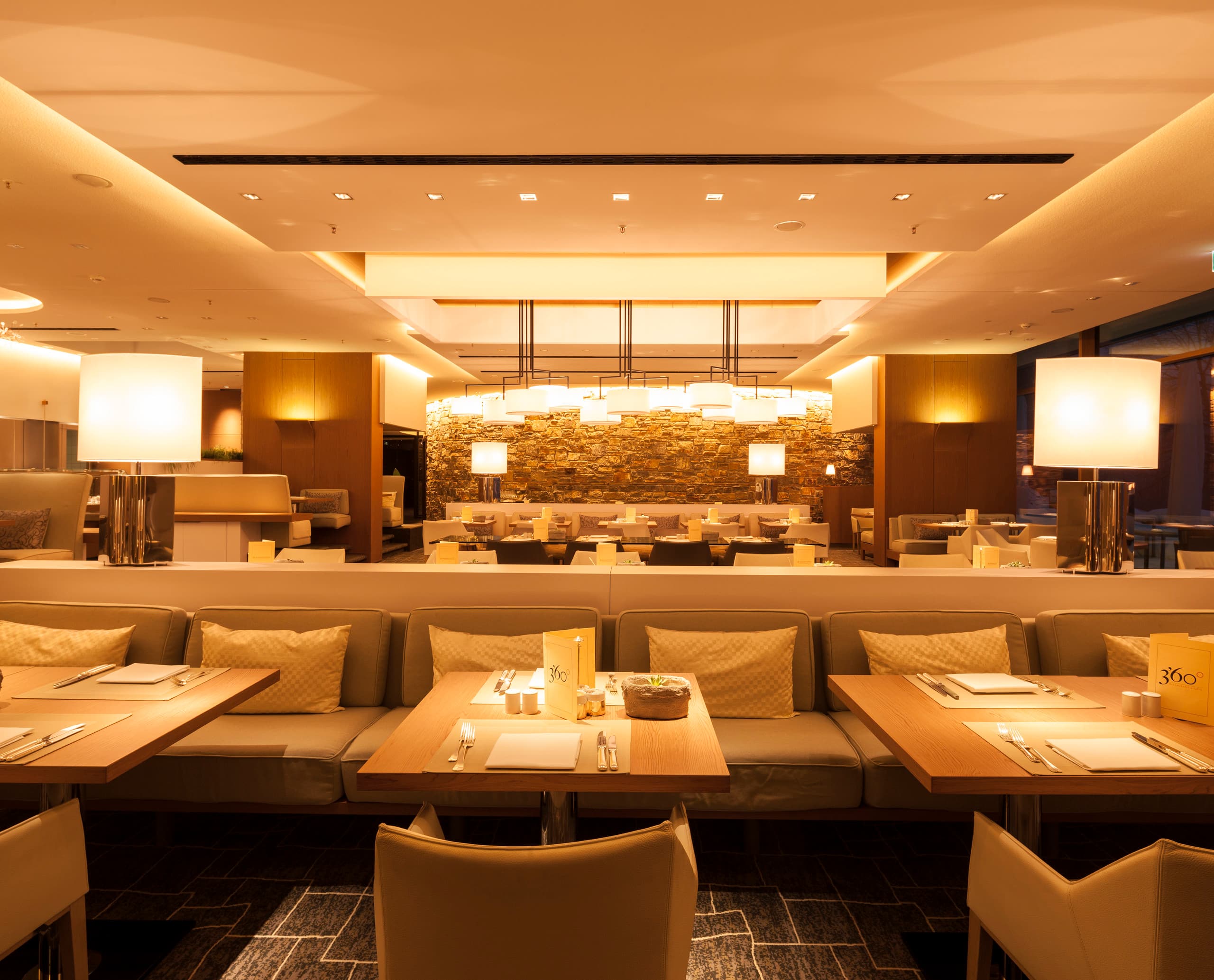 Johann Grill Restaurant im Kempinski Hotel Berchtesgaden mit ERCO LED-Beleuchtung für stimmungsvolles Ambiente.