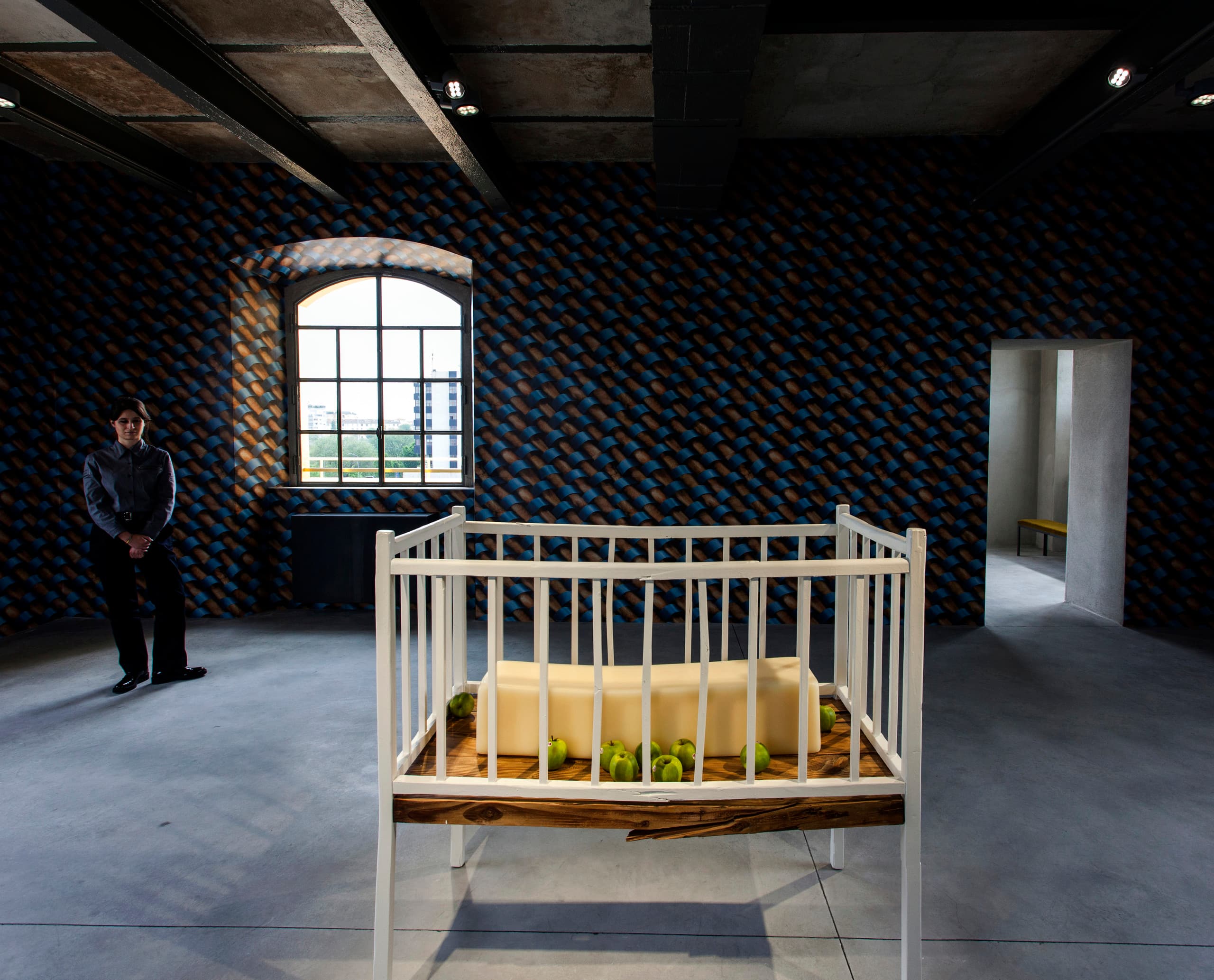 Kunstinstallation in der Fondazione Prada, Mailand, beleuchtet mit ERCO LED-Strahlern.