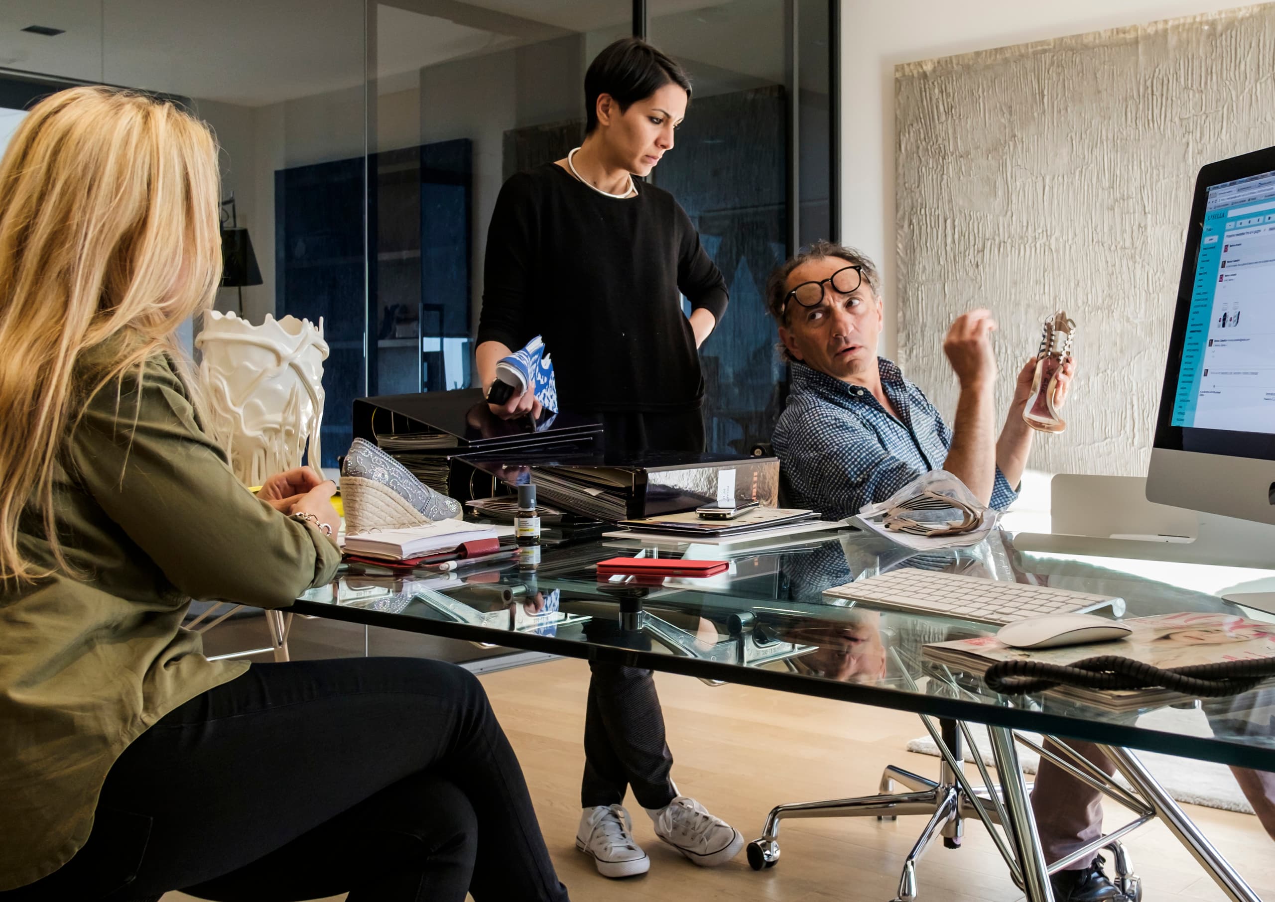 Enio Silla und Team bei der Schuhdesign-Besprechung im Le Silla Headquarter, beleuchtet mit ERCO LED-Leuchten.