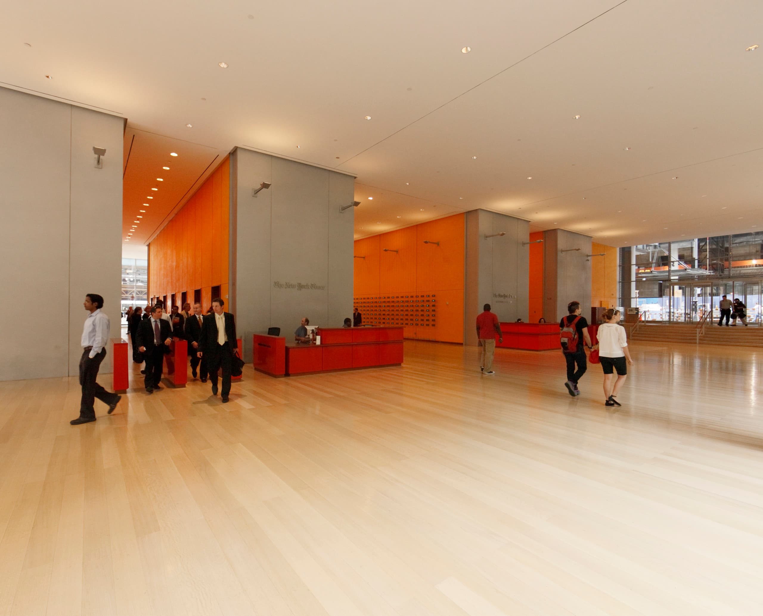 Lobby des New York Times Building mit ERCO Beleuchtung.