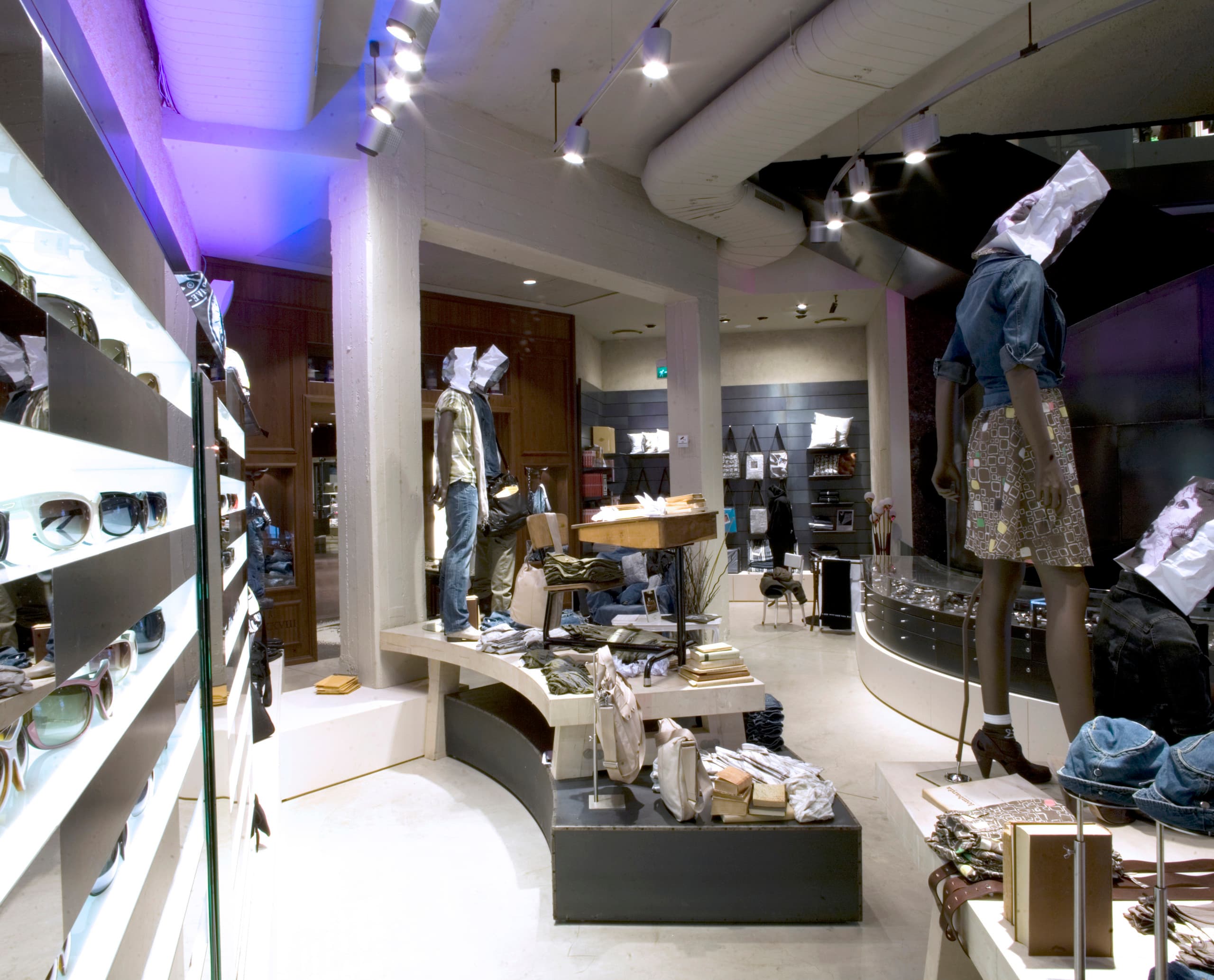 Diesel Flagship Store in Mailand mit ERCO Beleuchtung und saisonal akzentuierten Emanon LED Strahlern.