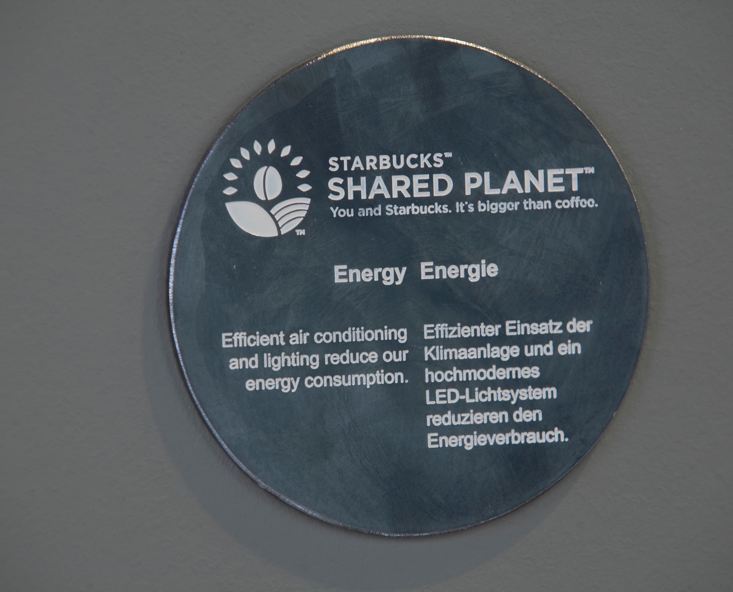 Starbucks Shared Planet: Energieeffizienz durch LED-Beleuchtung und Klimaanlage im Altmarkt Dresden.