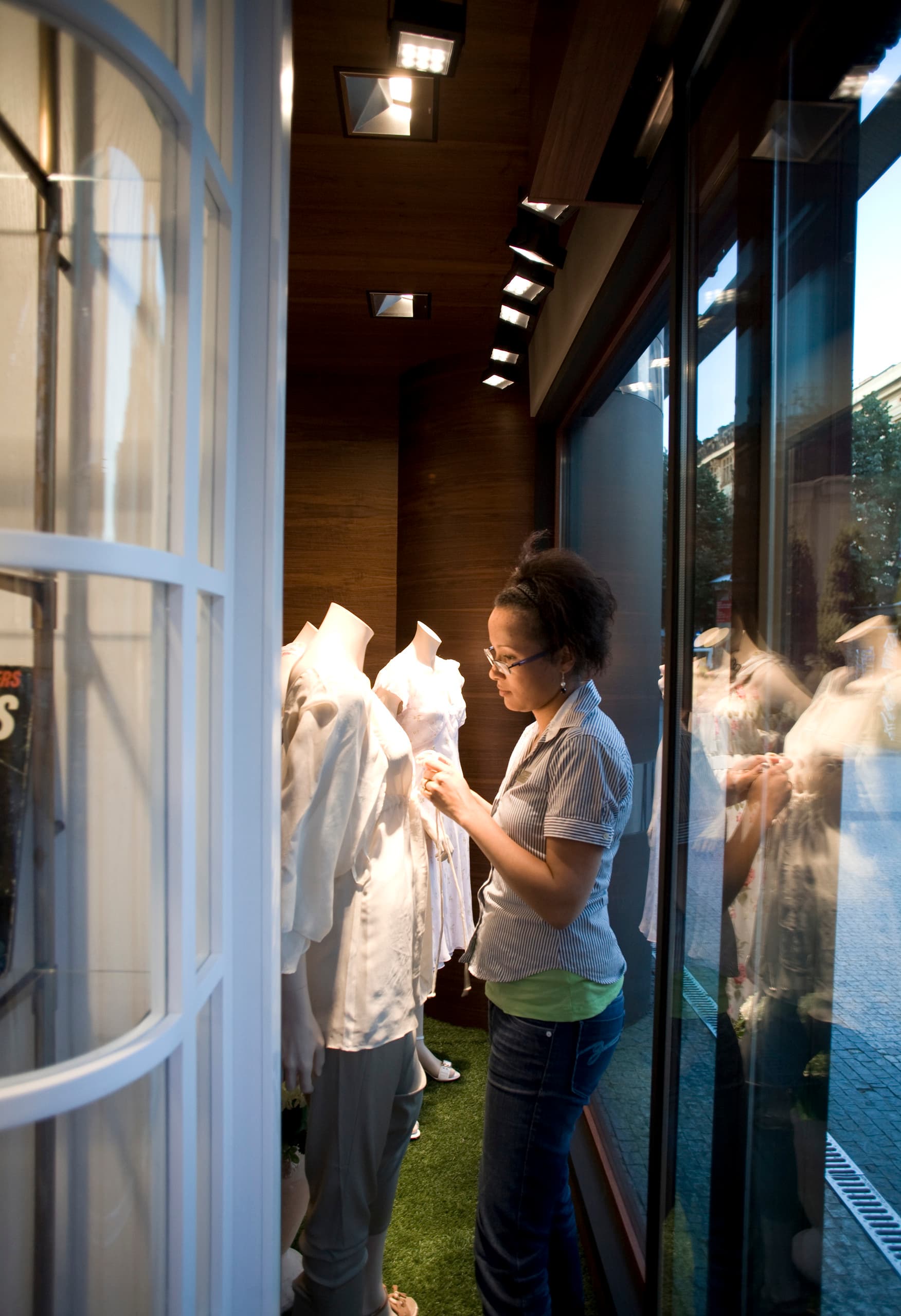 GANT Flagship Store in Prag mit ERCO Logotec LED Strahlern für akzentuierte Schaufensterbeleuchtung.