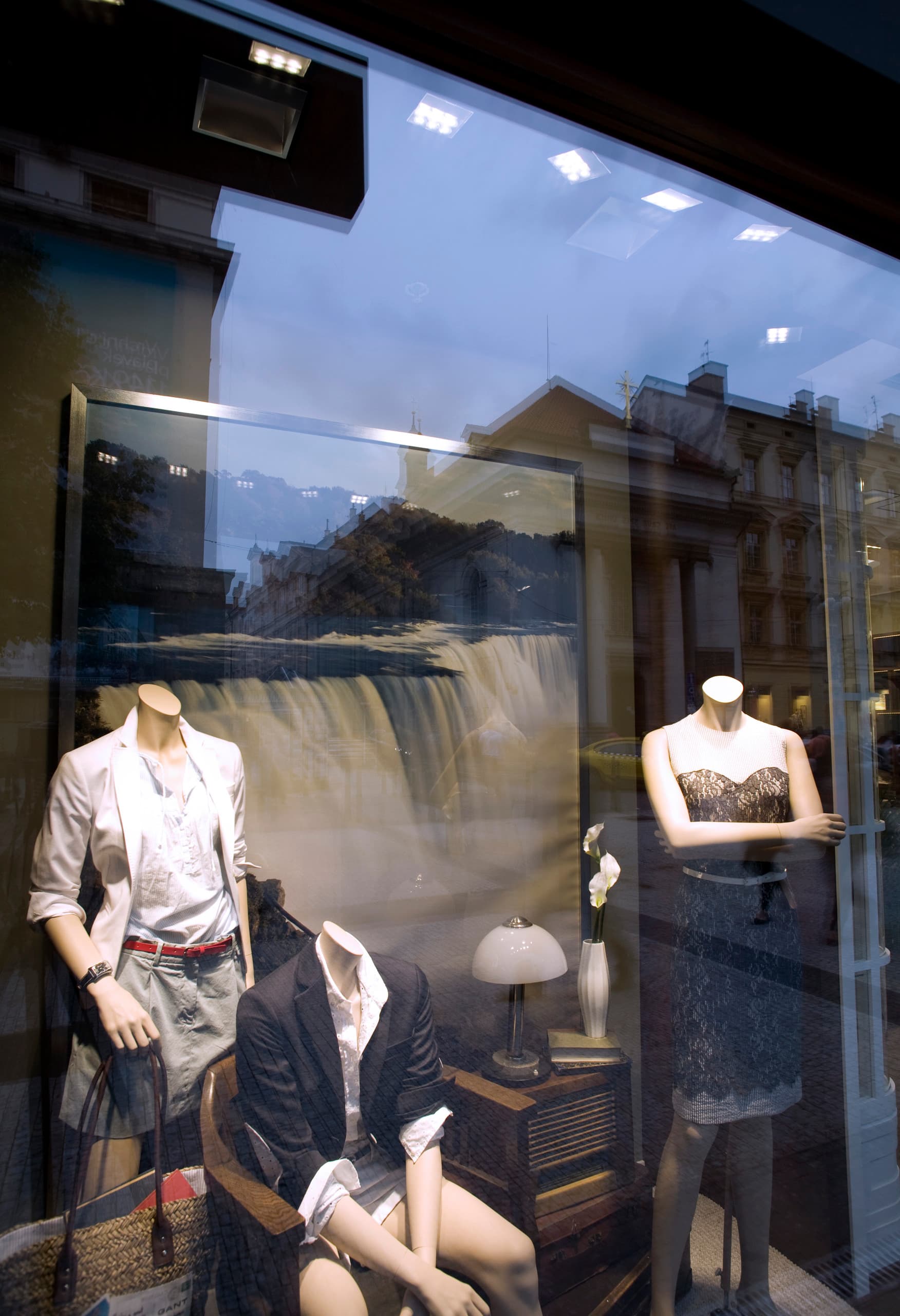 GANT Flagship Store in Prag mit ERCO LED-Beleuchtung für eine brillante Warenpräsentation.