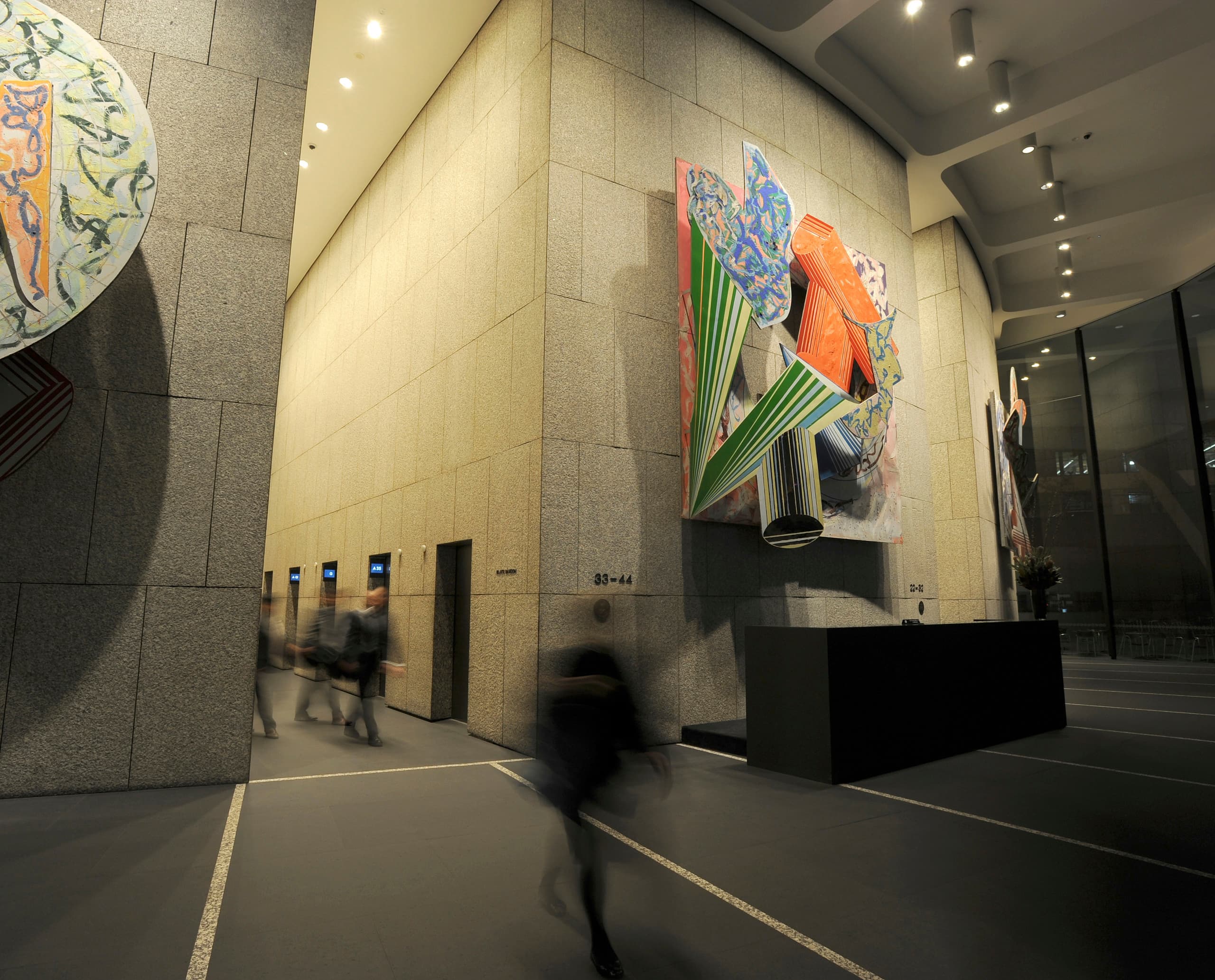 MLC Centre Lobby mit Kunstwerken und ERCO Wallwashing für hohe Decken.