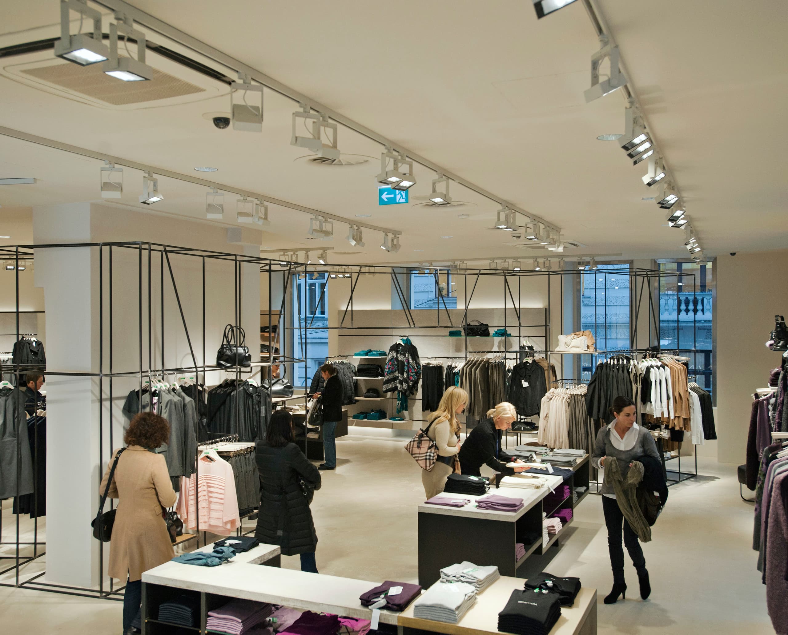 ERCO LED-Beleuchtung im Benetton Megastore Wien, mit Logotec Strahlern an Stromschienen für flexible Shopbeleuchtung.