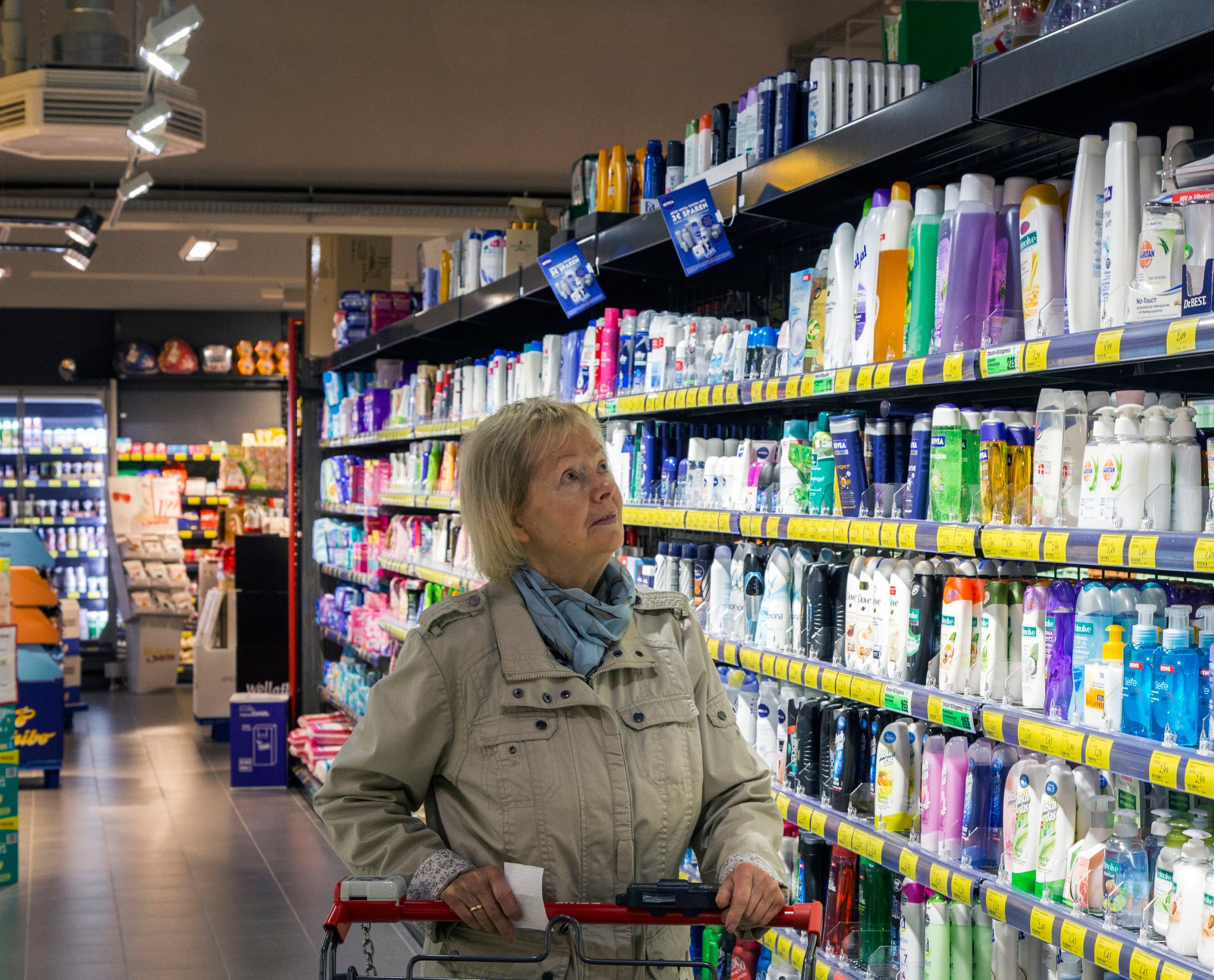 REWE Markt in Hagen-Hohenlimburg mit ERCO LED-Beleuchtung für Akzentuierung der Produkte.
