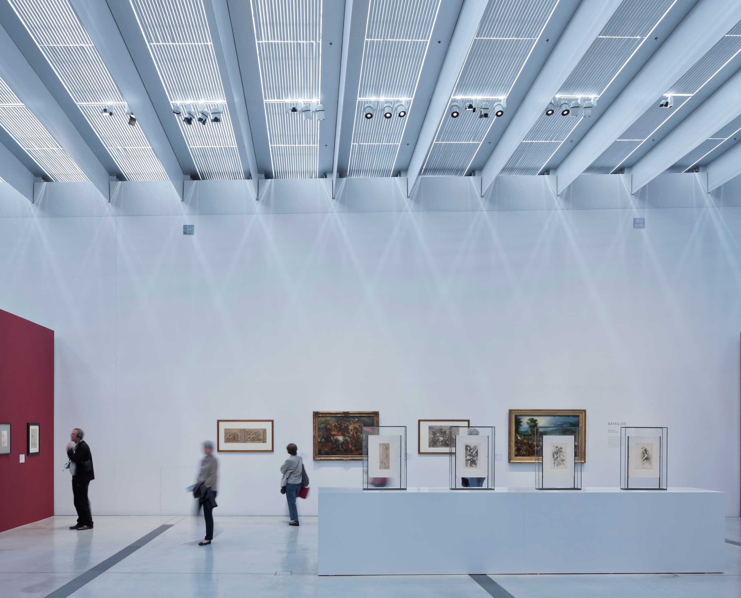 ERCO LED-Leuchten im Louvre Lens Museum, die elegante Architektur hervorheben.