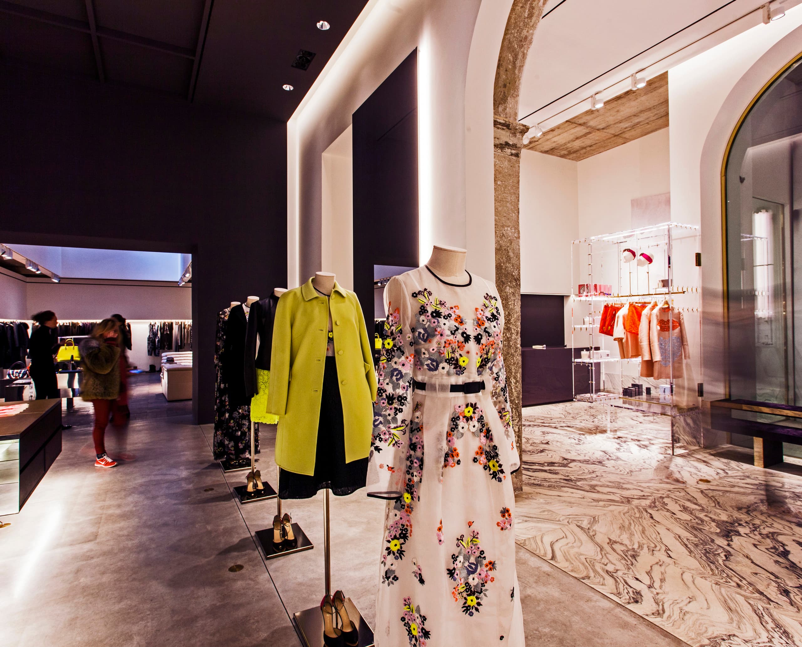 Innenansicht der Antonia Boutique in Mailand mit ERCO Optec Strahlern, die Mode hervorheben.