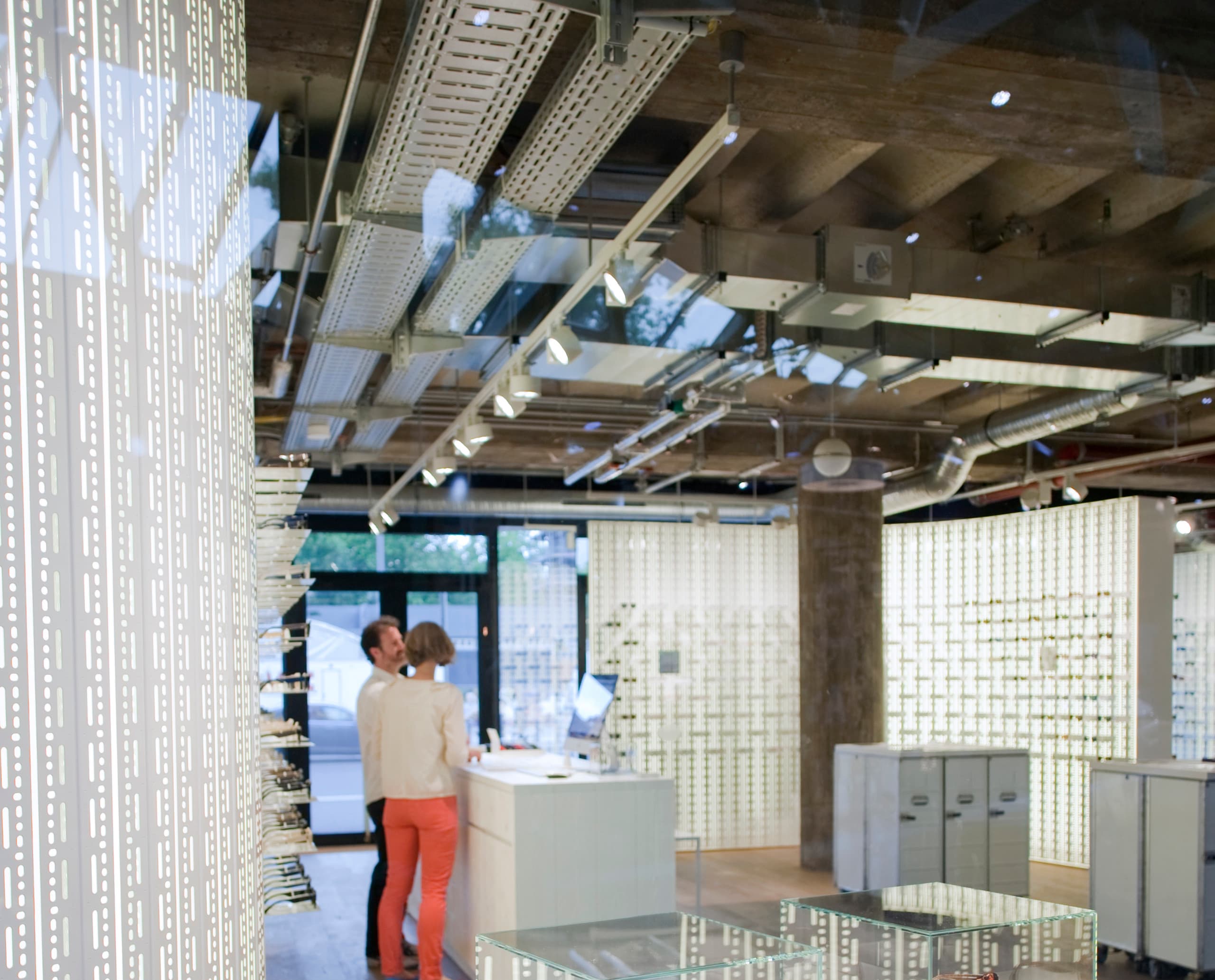 MYKITA Store in Berlin mit ERCO LED-Strahlern für akzentuierte Warenpräsentation.