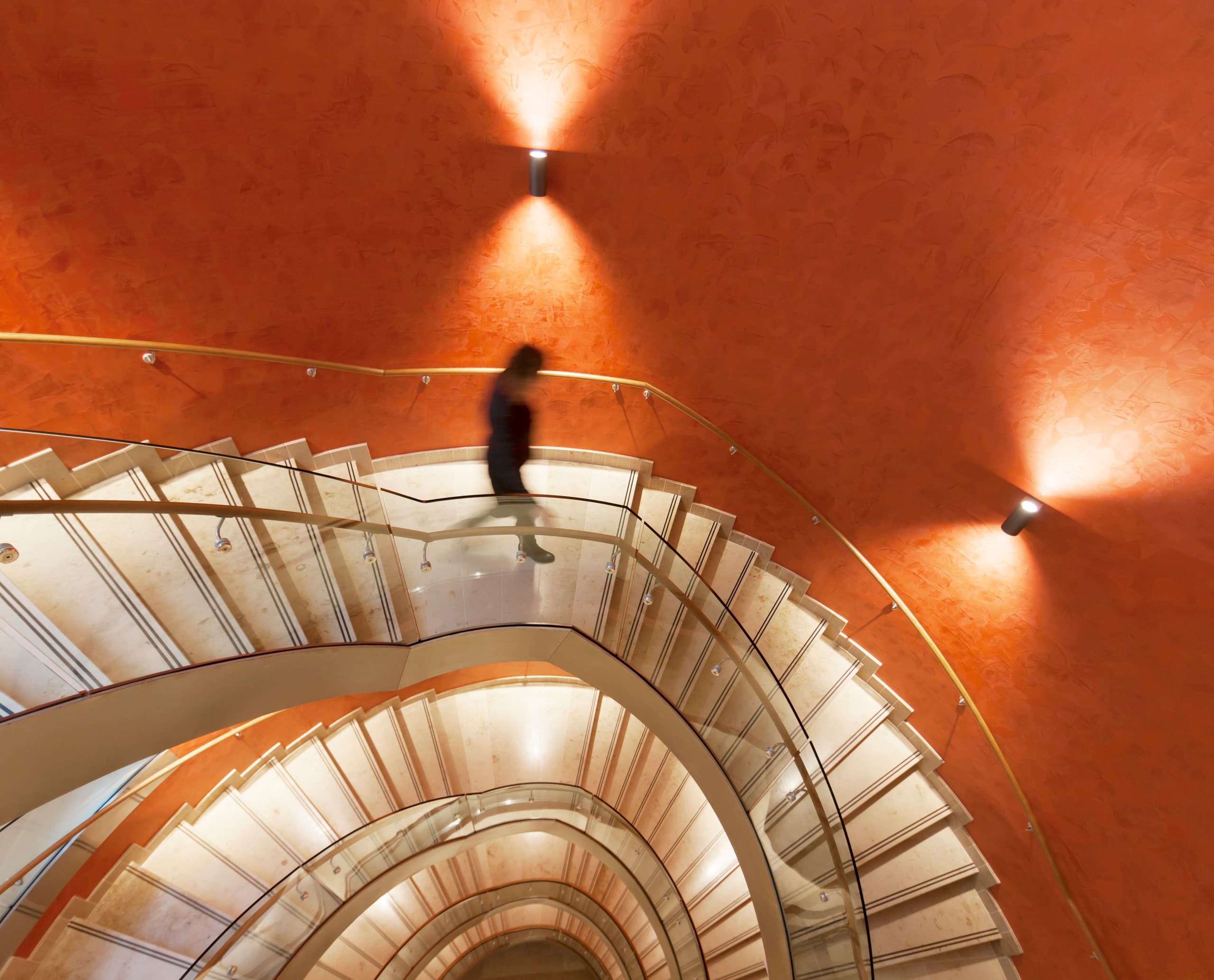 Wendeltreppe mit ERCO Beleuchtung im Pinsent Masons Büro in Belfast.