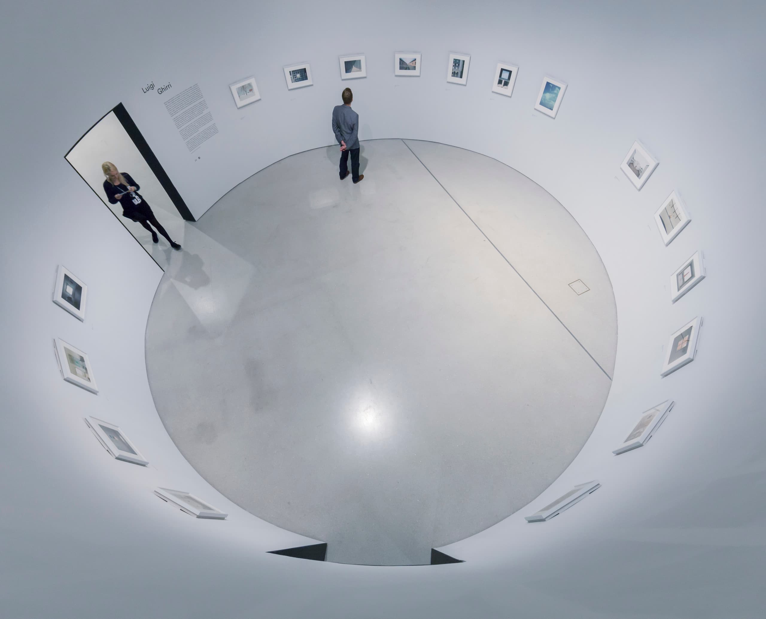 Innenansicht der Barbican Art Gallery mit ERCO LED-Beleuchtung in London.