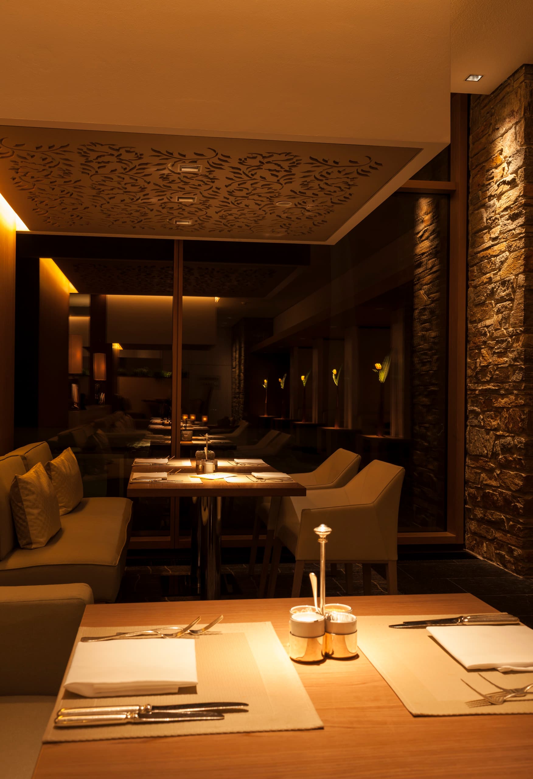 Johann Grill Restaurant im Kempinski Hotel Berchtesgaden mit ERCO LED-Beleuchtung für stimmungsvolles Ambiente.