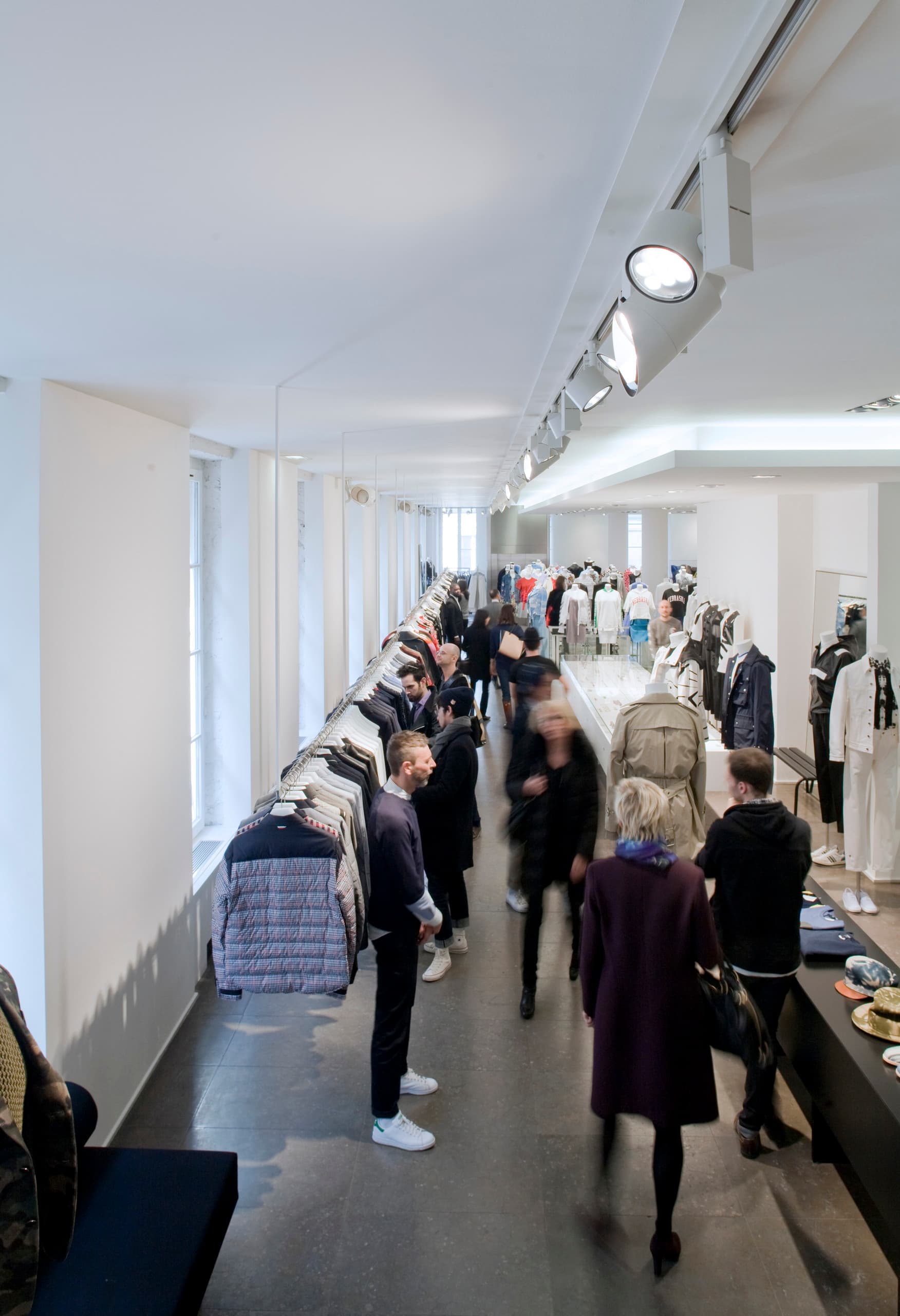 Colette Store in Paris mit ERCO LED-Beleuchtung für eine hochwertige Warenpräsentation.