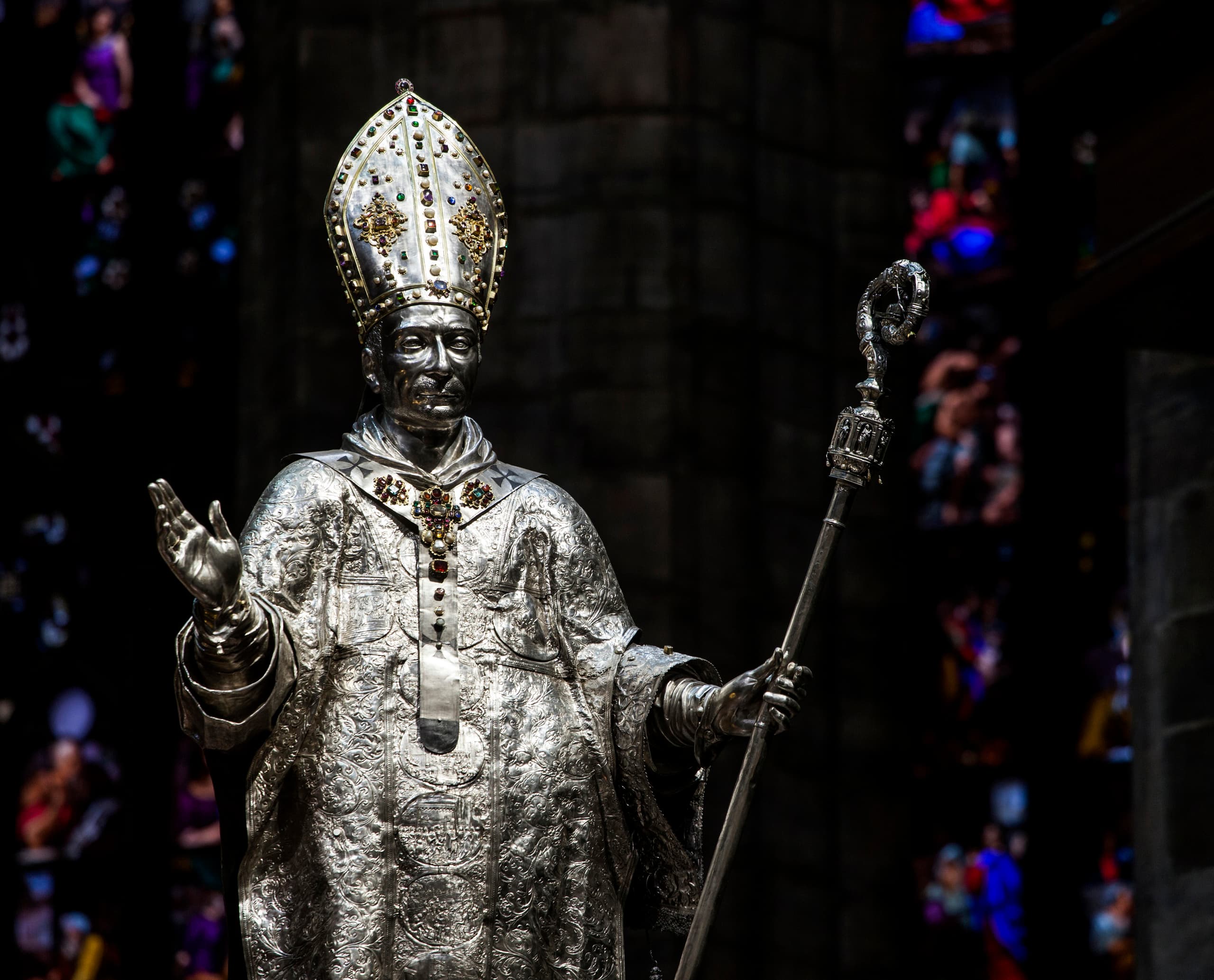 Statue eines Bischofs im Mailänder Dom, beleuchtet mit ERCO LED-Strahlern.