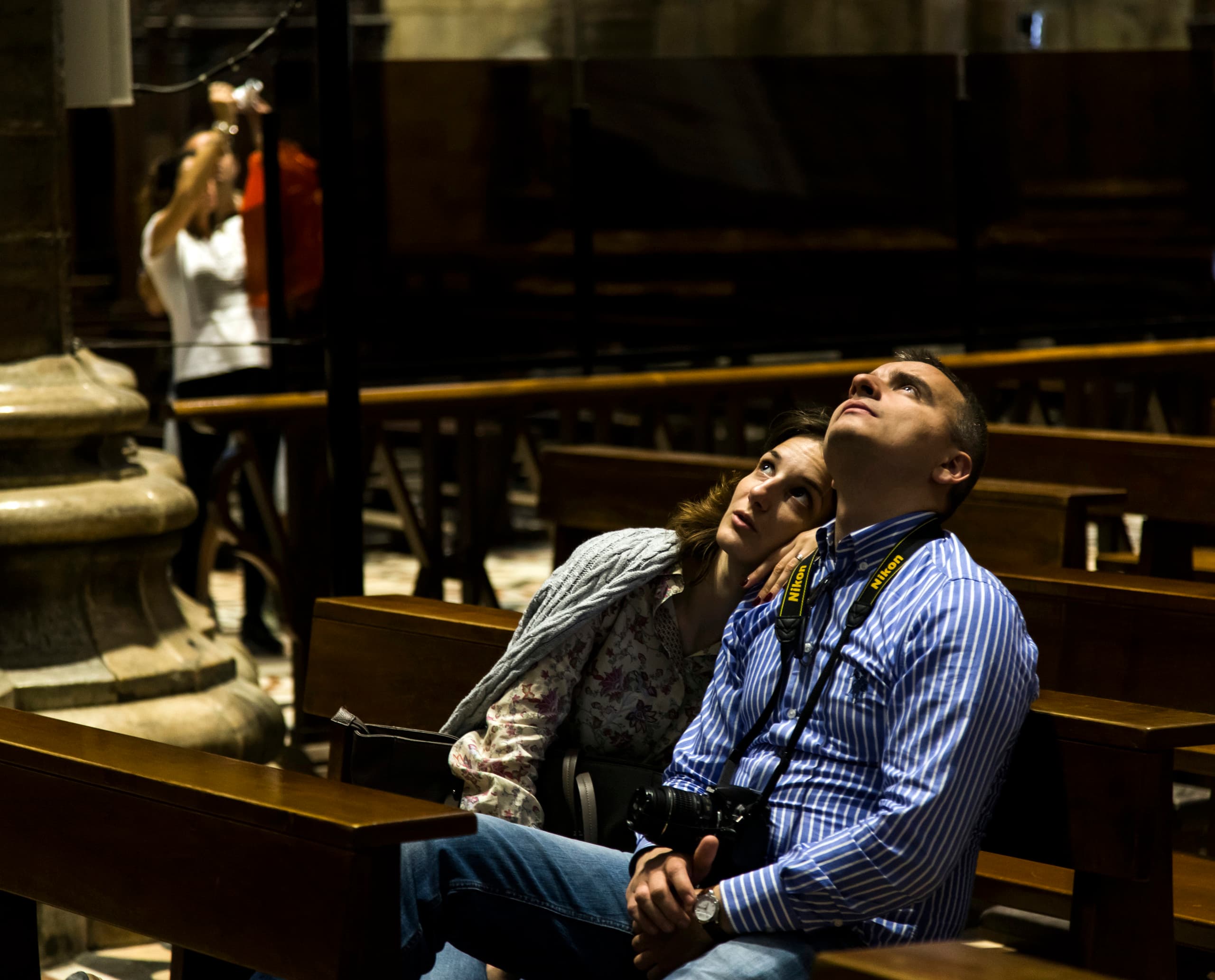 Besucher bewundern die LED-Beleuchtung im Mailänder Dom, die die gotische Architektur hervorhebt.