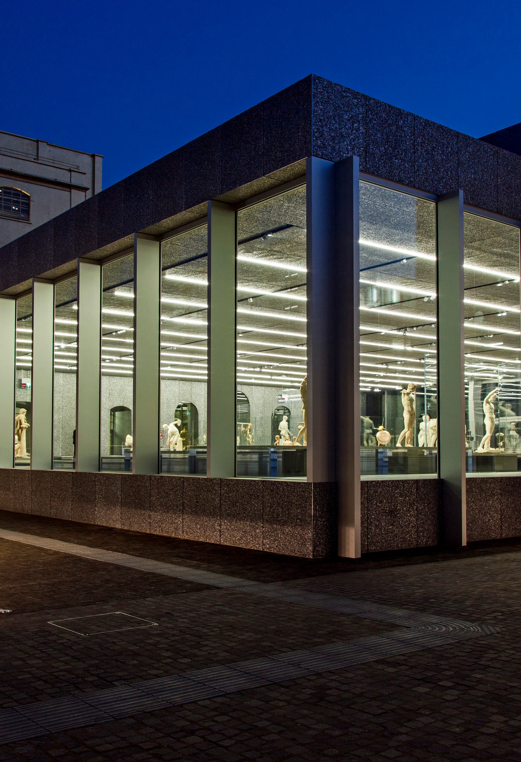 Fondazione Prada Museum in Mailand, beleuchtet mit ERCO LED-Lichtern.