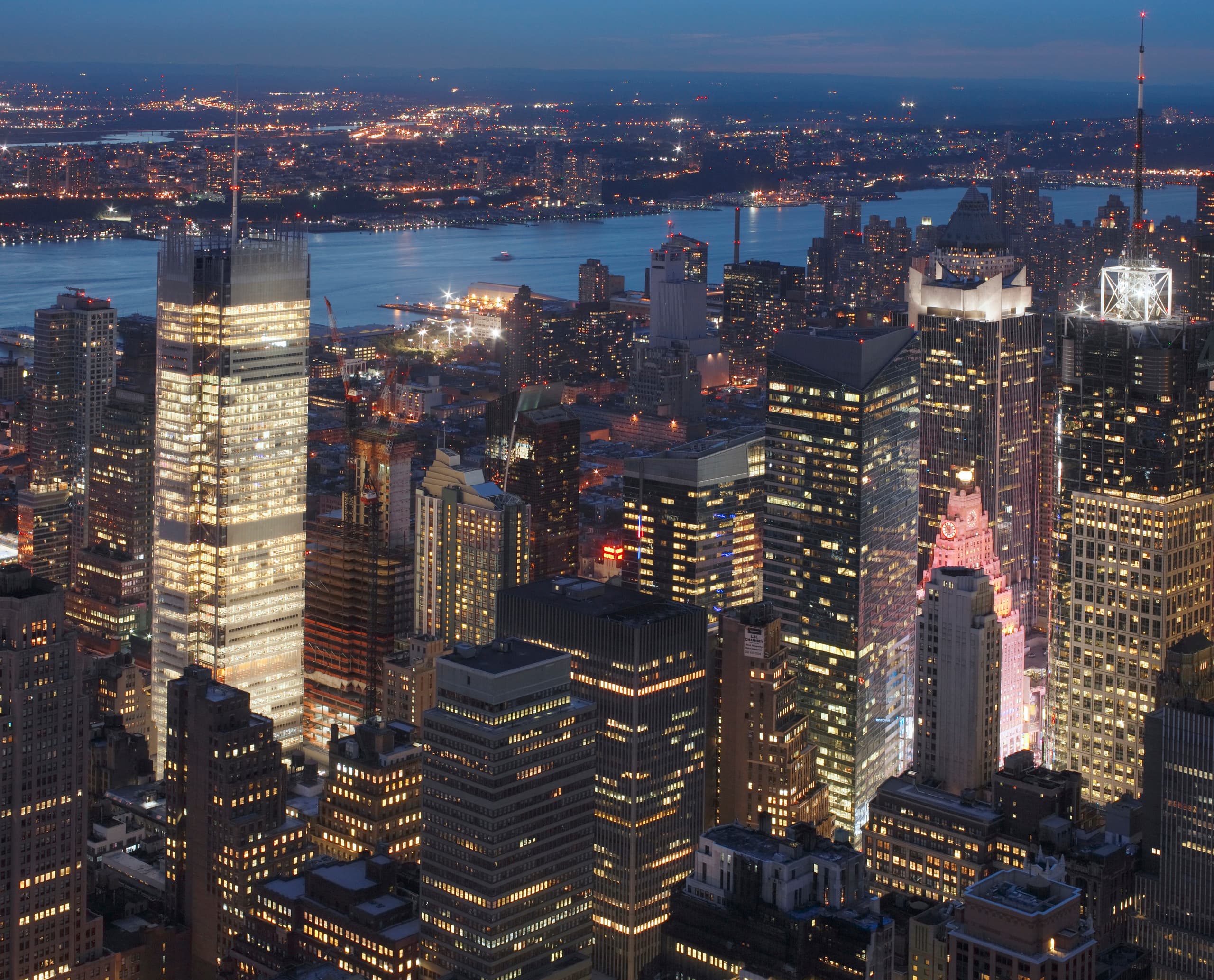 Die beleuchtete Fassade des New York Times Building mit ERCO Lichtwerkzeugen in Manhattan.