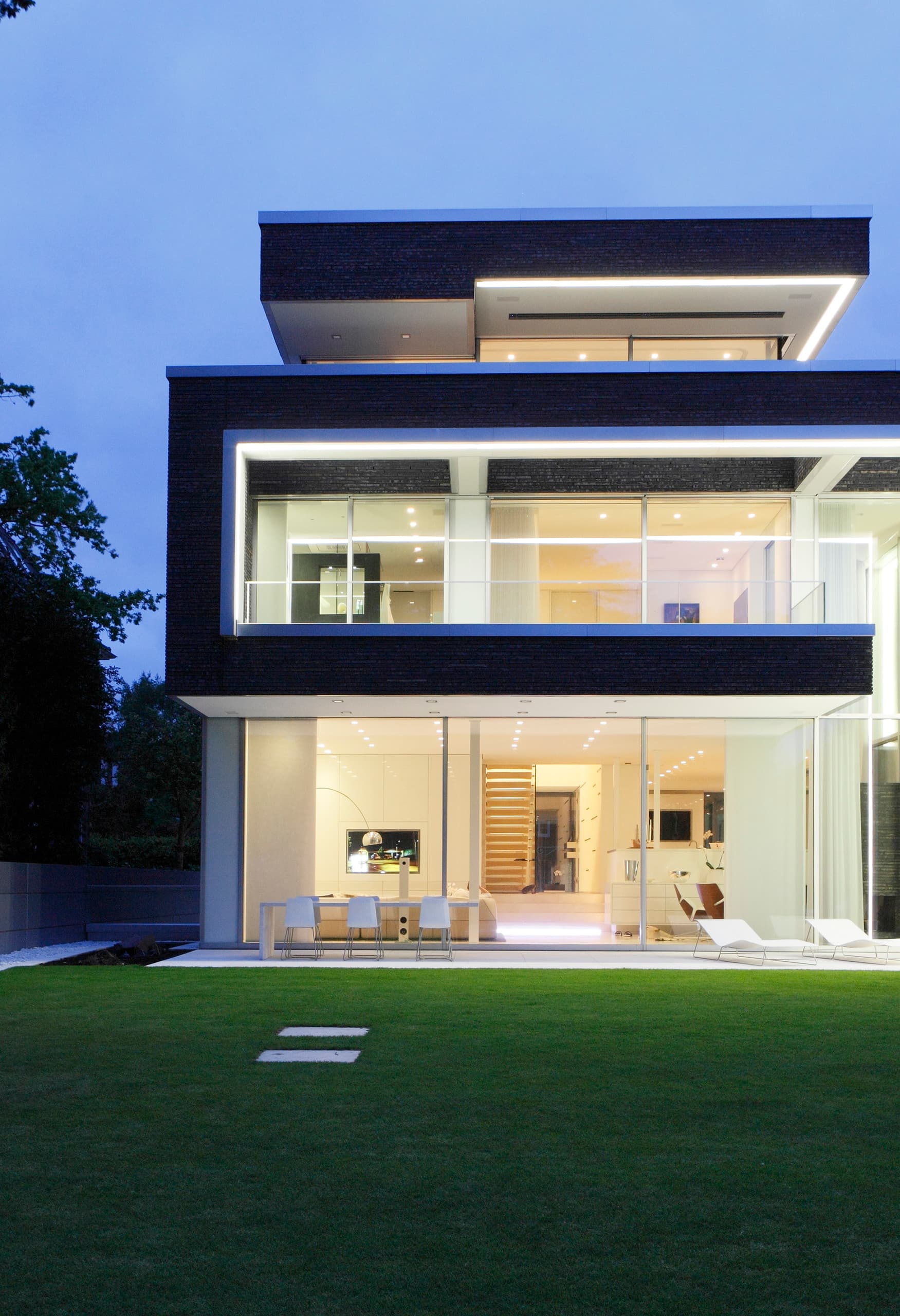 Villa Linari mit ERCO Licht: Fassadenbeleuchtung mit Quintessence Downlights und Wallwasher für höchste Lichtqualität.