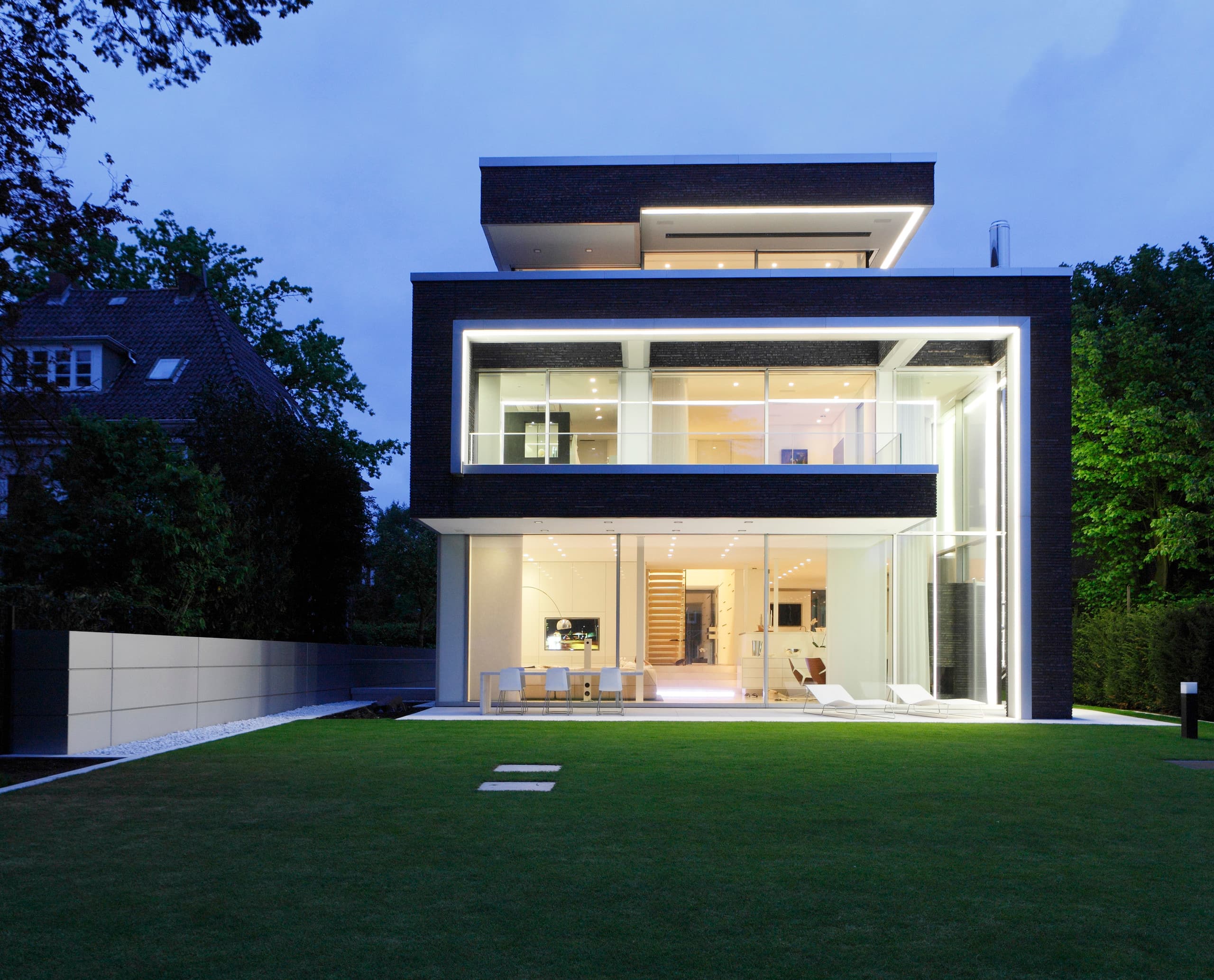 Villa Linari mit ERCO Licht: Fassadenbeleuchtung mit Quintessence Downlights und Wallwasher für höchste Lichtqualität.
