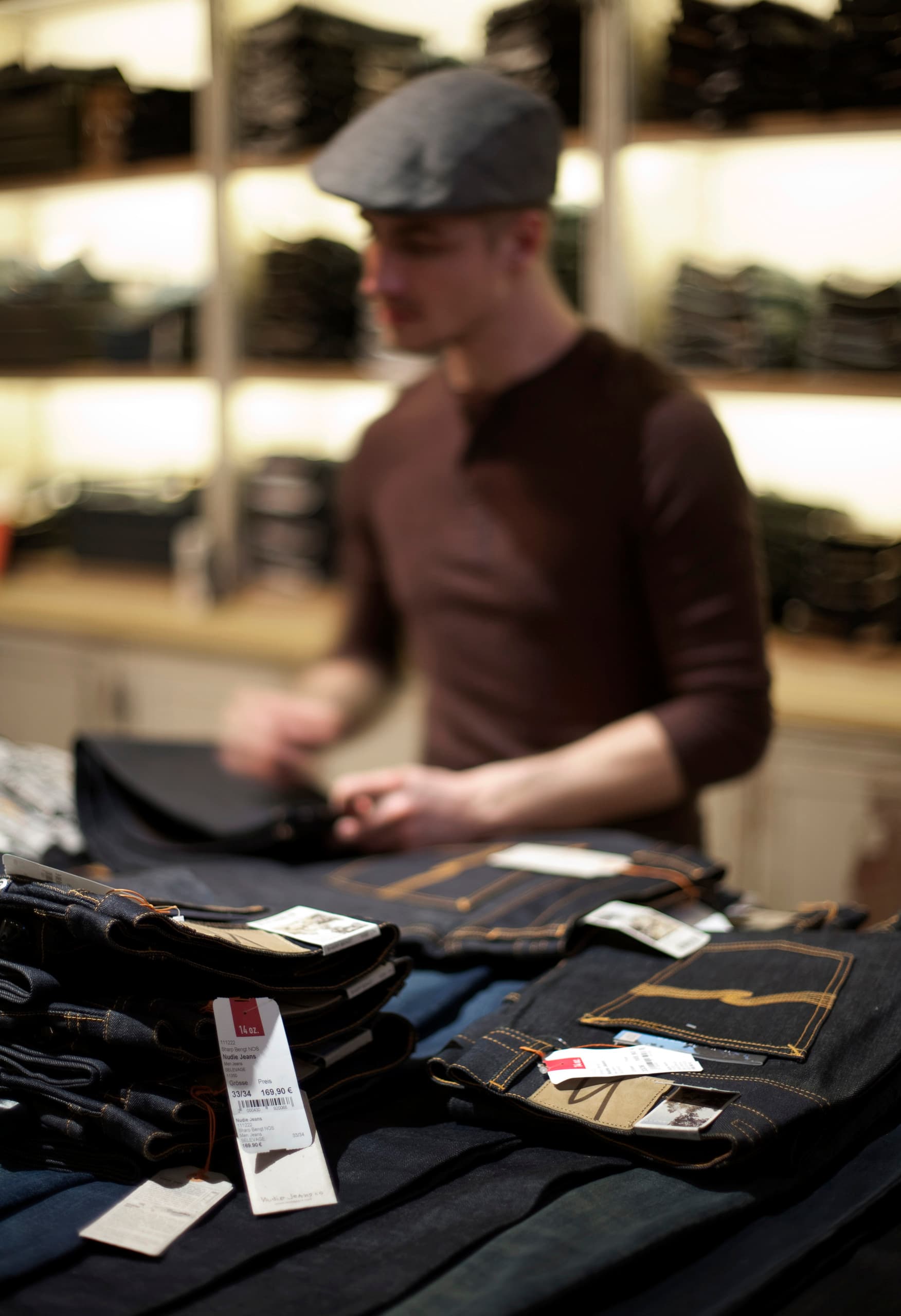 Logotec Strahler beleuchten Jeans im 14 oz. Store in Berlin, ein Projekt mit ERCO Licht.