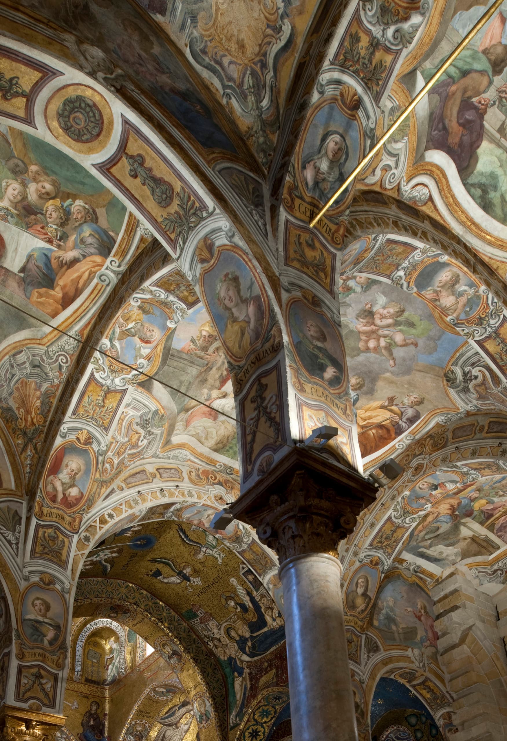Detailreiche Deckenfresken in der Santa Maria dell’Ammiraglio Kirche, Palermo, beleuchtet mit ERCO LED-Licht.