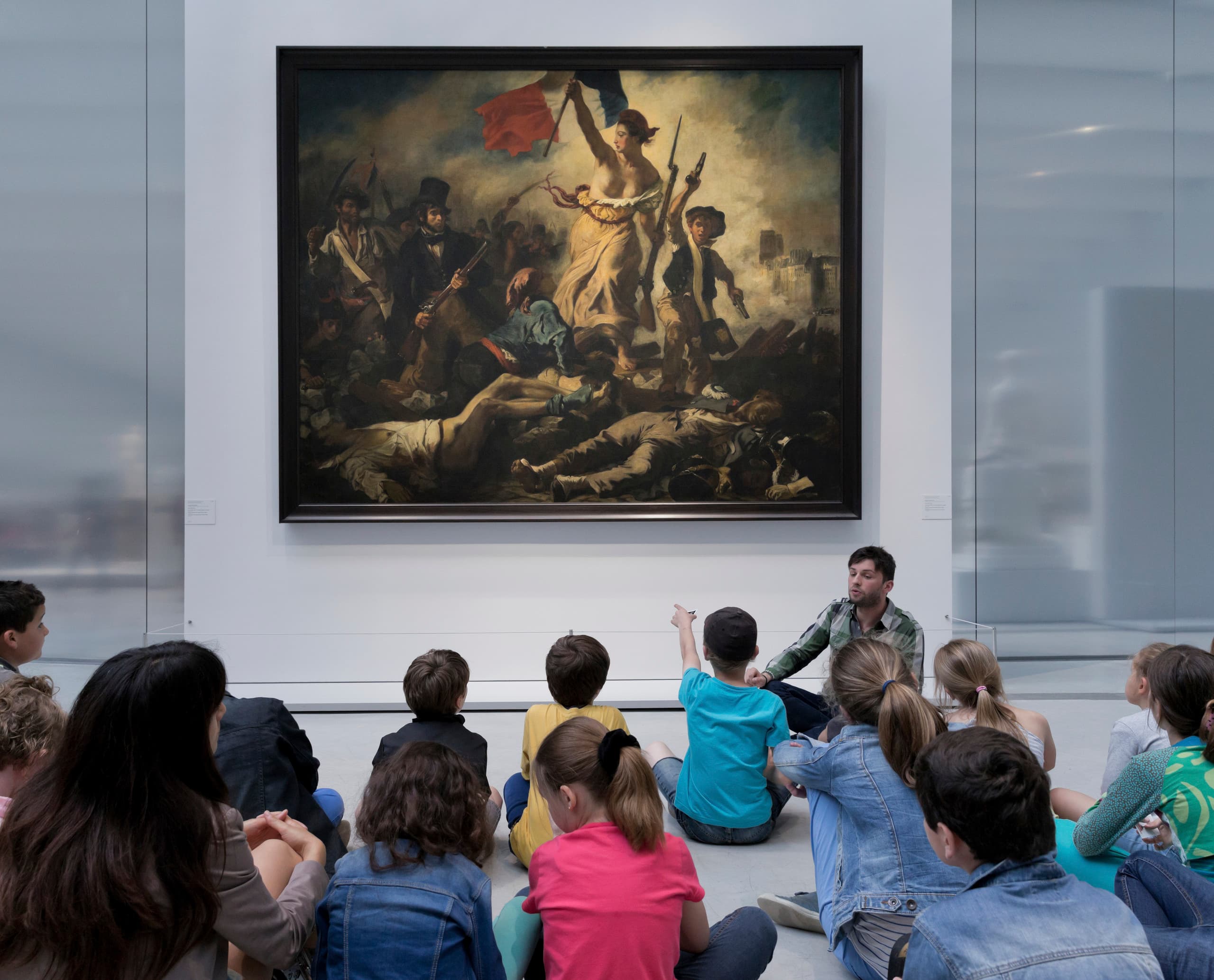 Eine Gruppe Kinder betrachtet "Die Freiheit führt das Volk" im Louvre-Lens, beleuchtet mit ERCO LED-Leuchten.