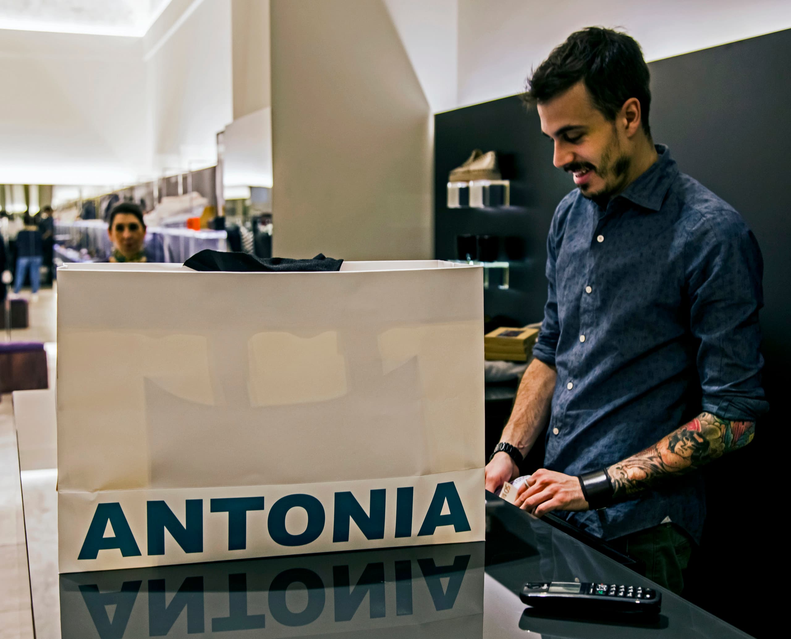 Kassierer in der Antonia Boutique in Mailand mit ERCO Optec Strahlern für Akzentbeleuchtung.