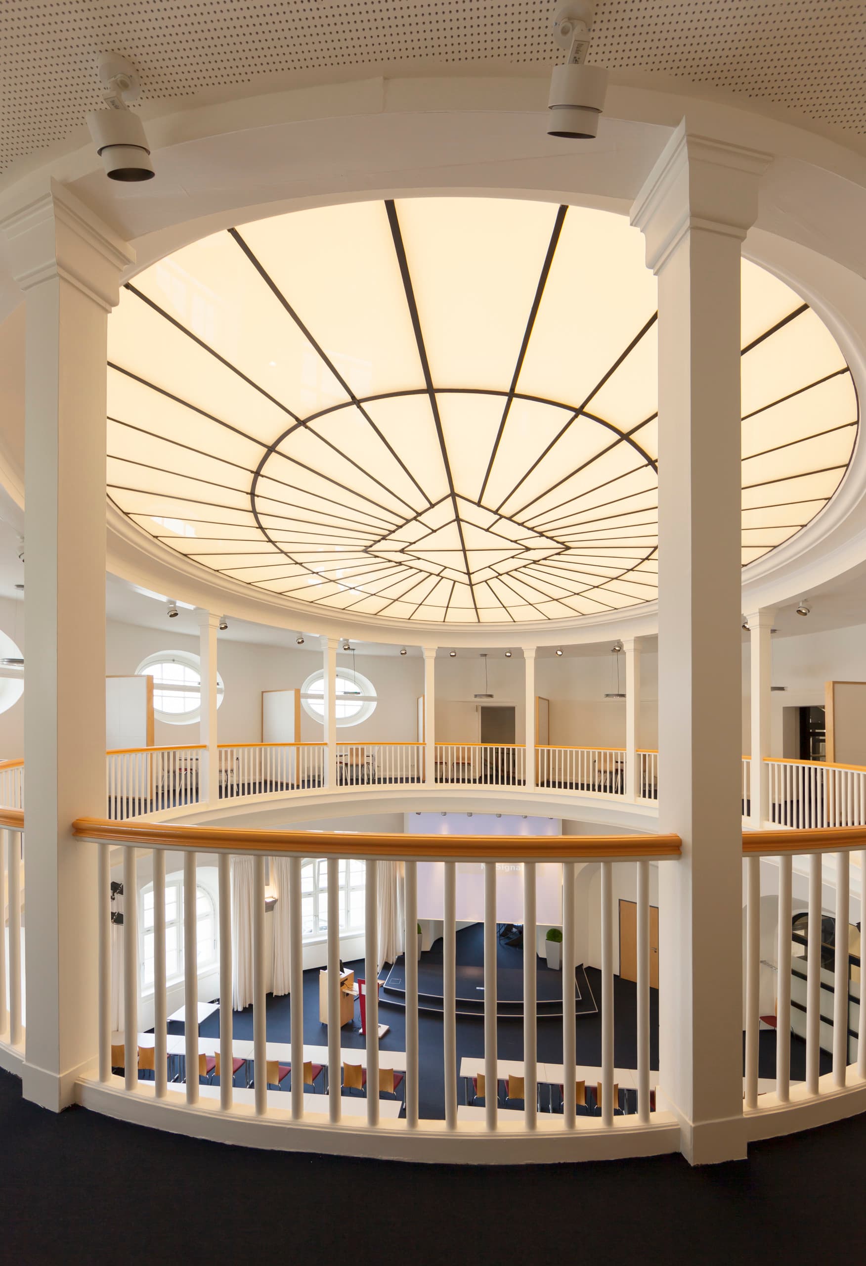 ERCO Parscan Strahler beleuchten den Moot Court der Bucerius Law School unter einer Kuppel.