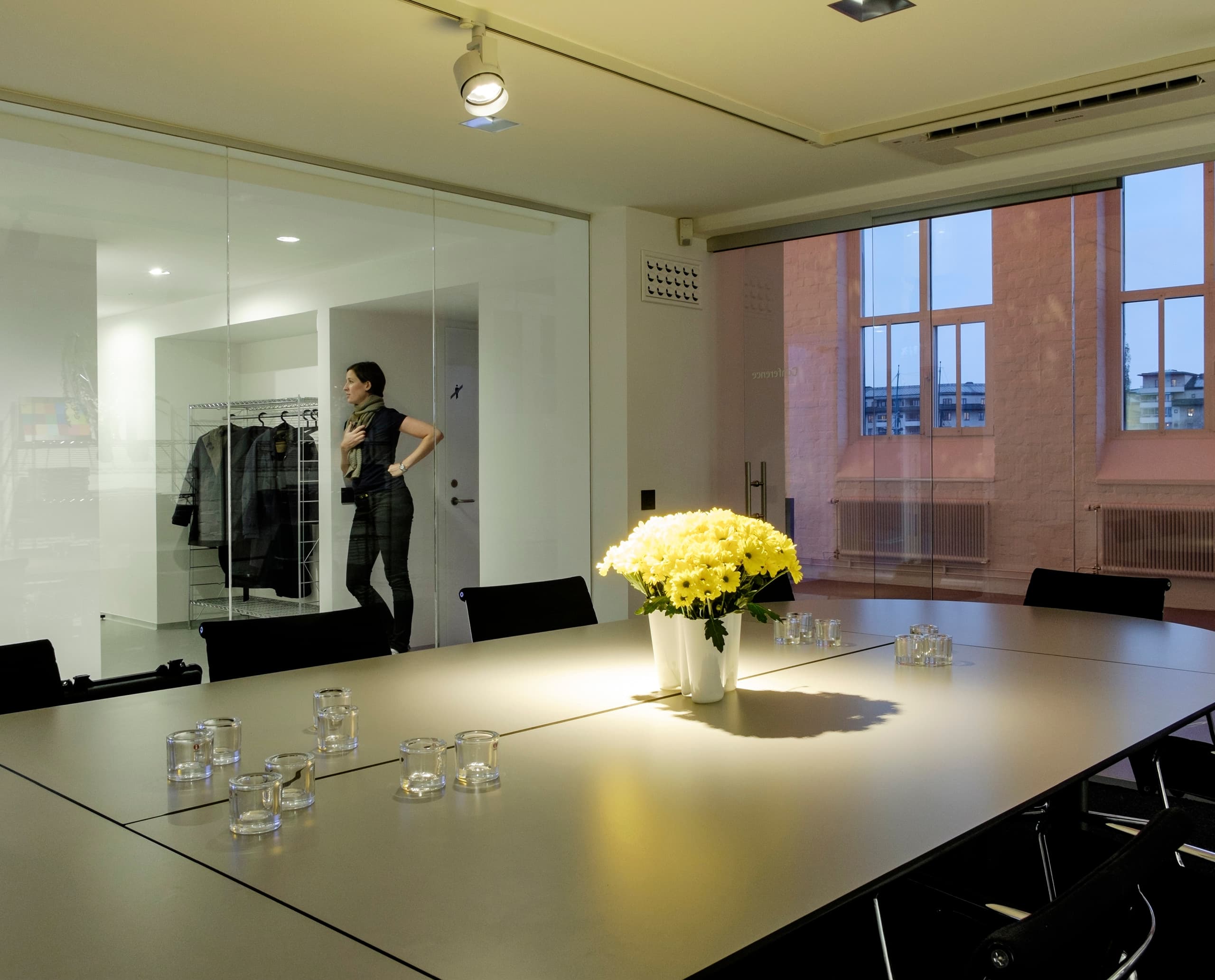 ERCO Showroom Stockholm: Konferenztisch mit LED-Beleuchtung in modernem Büro.