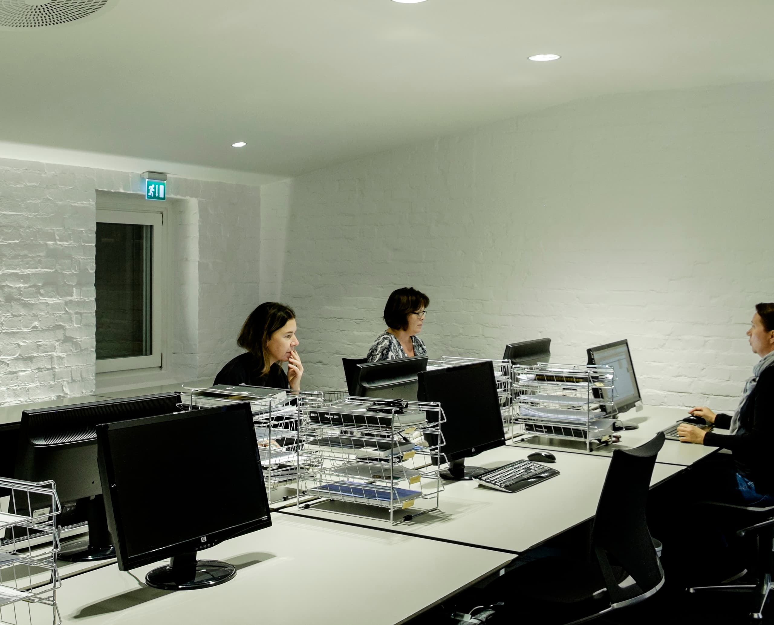 ERCO Büro mit LED-Beleuchtung für effizientes Arbeiten in Stockholm.