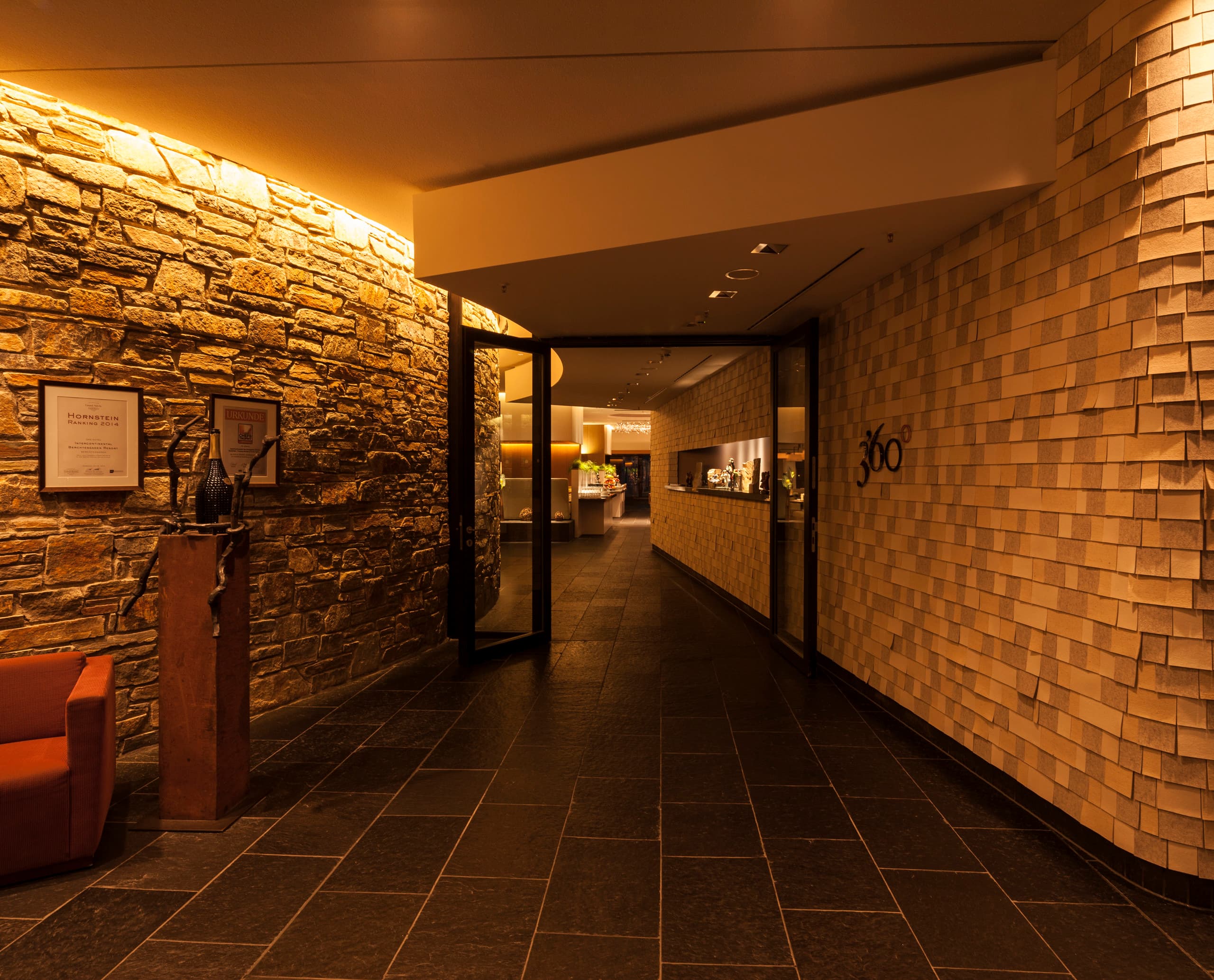 ERCO LED-Beleuchtung im Johann Grill Restaurant, Kempinski Hotel Berchtesgaden, für stimmungsvolle Atmosphäre.