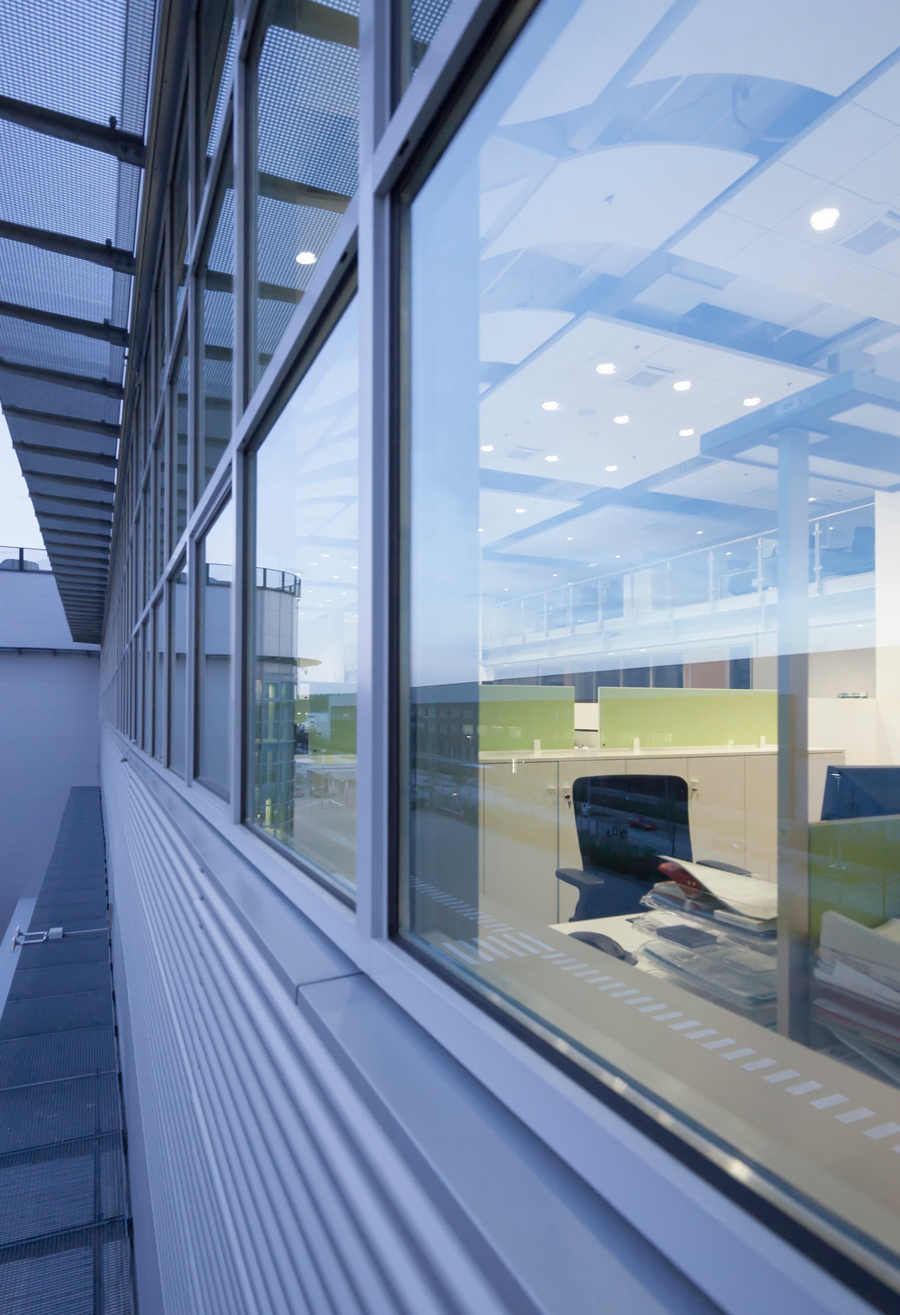 ERCO LED Downlights im Gebrüder Heinemann Bürogebäude, Hamburg. Effiziente Bürobeleuchtung mit hohem Sehkomfort.