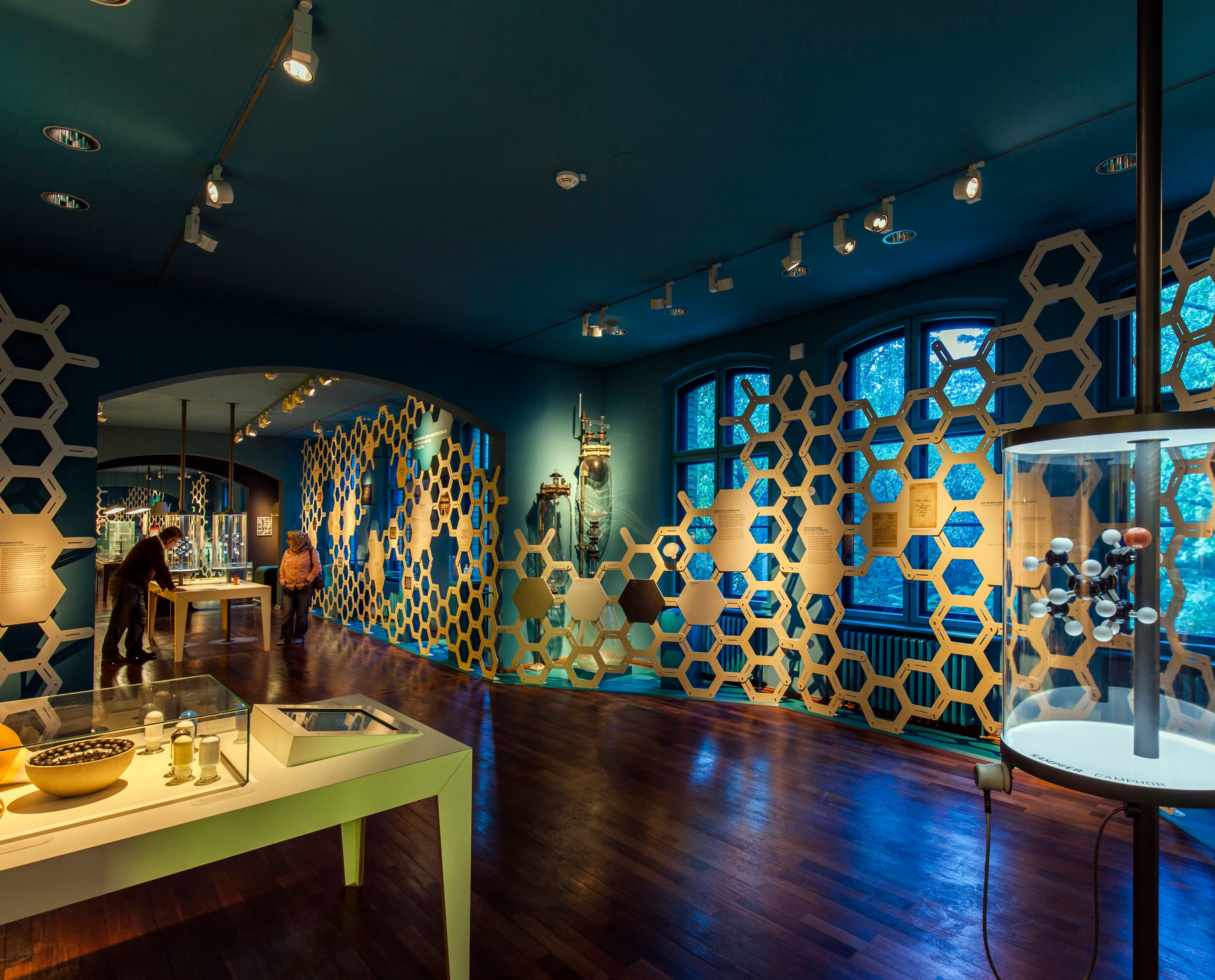 Chemie-Ausstellung im Deutschen Technikmuseum Berlin, beleuchtet mit ERCO LED-Strahlern für verbesserte Energieeffizienz.