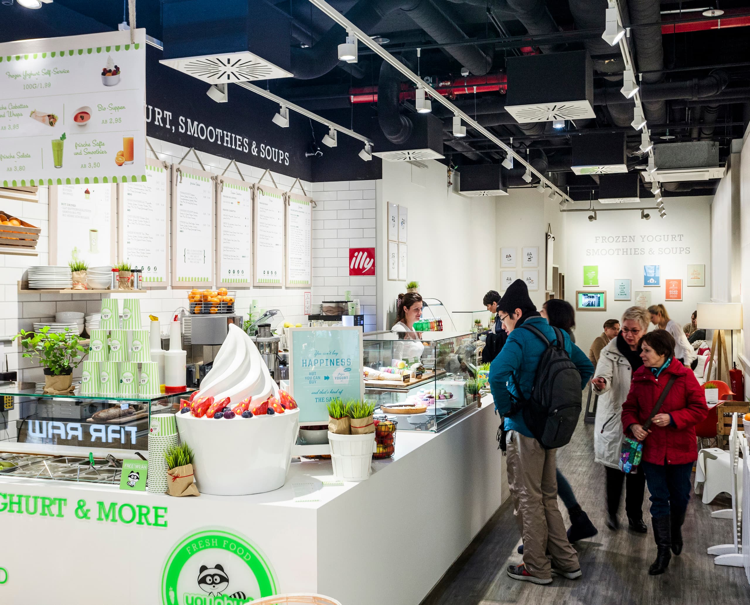 Innenansicht von Youfresh Bistro in Berlin, beleuchtet mit ERCO Optec Strahlern für einladende Atmosphäre.