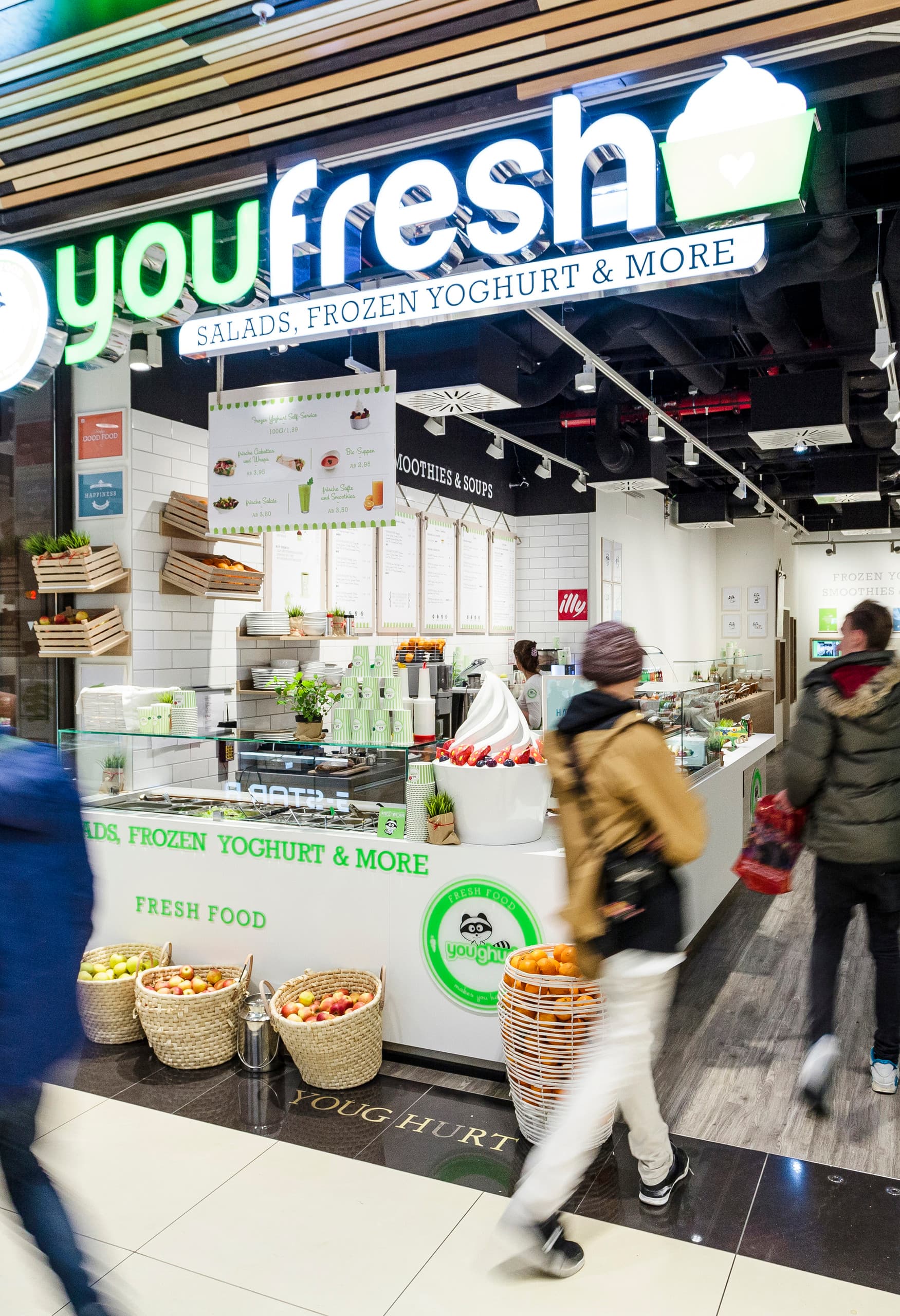 Youfresh Bistro in Berlin, einladend beleuchtet mit ERCO Optec Strahlern für frische Salate und Frozen Yogurt.