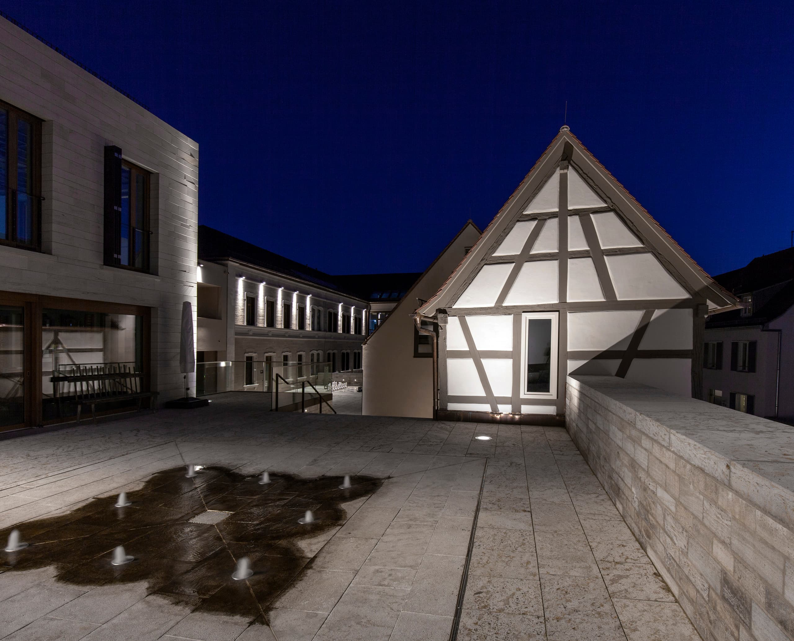 ERCO LED-Beleuchtung akzentuiert die Architektur des Iphofener Service Centers bei Nacht.