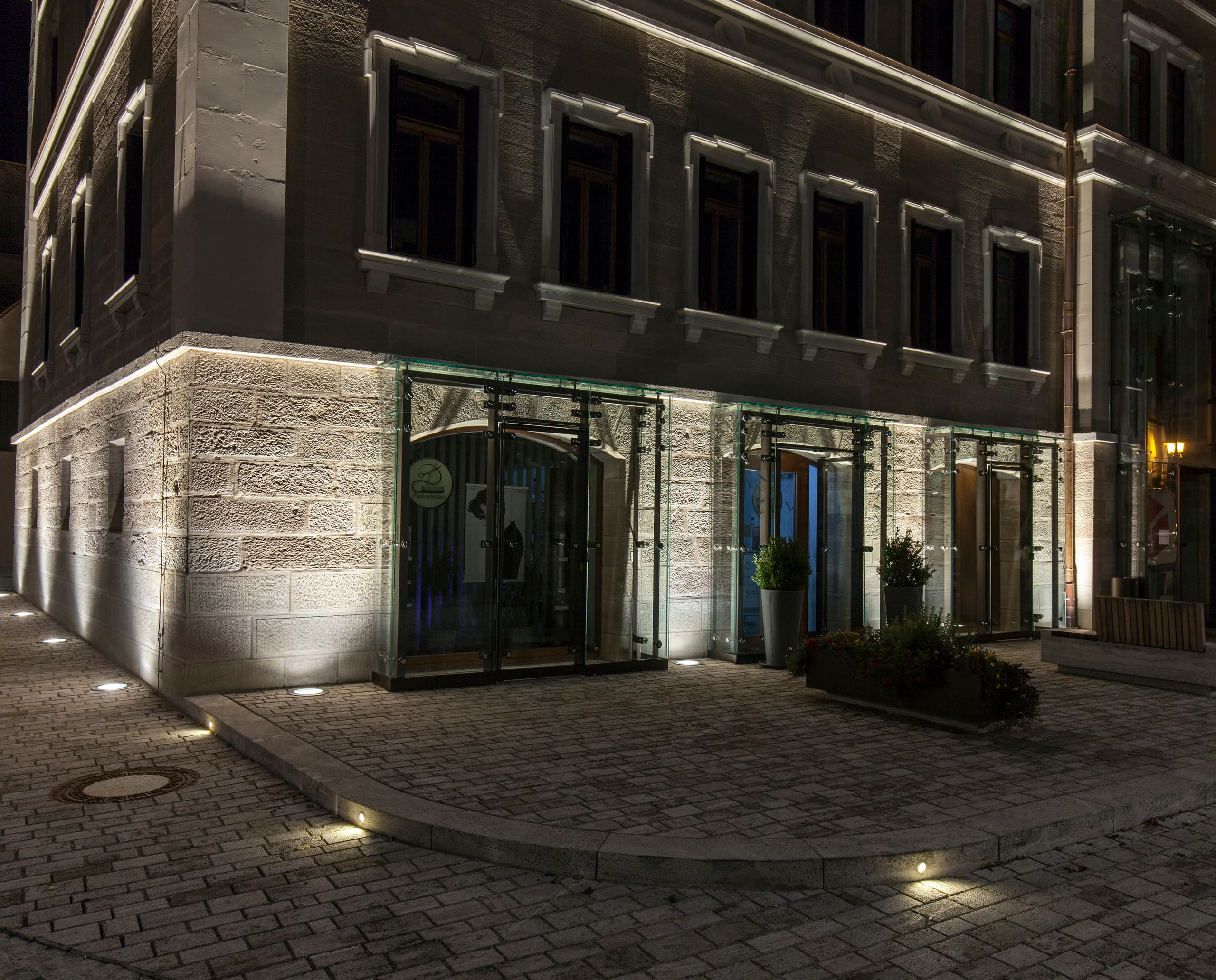 ERCO LED-Beleuchtung am Iphofener Servicezentrum: Akzentuierung historischer und moderner Architektur.