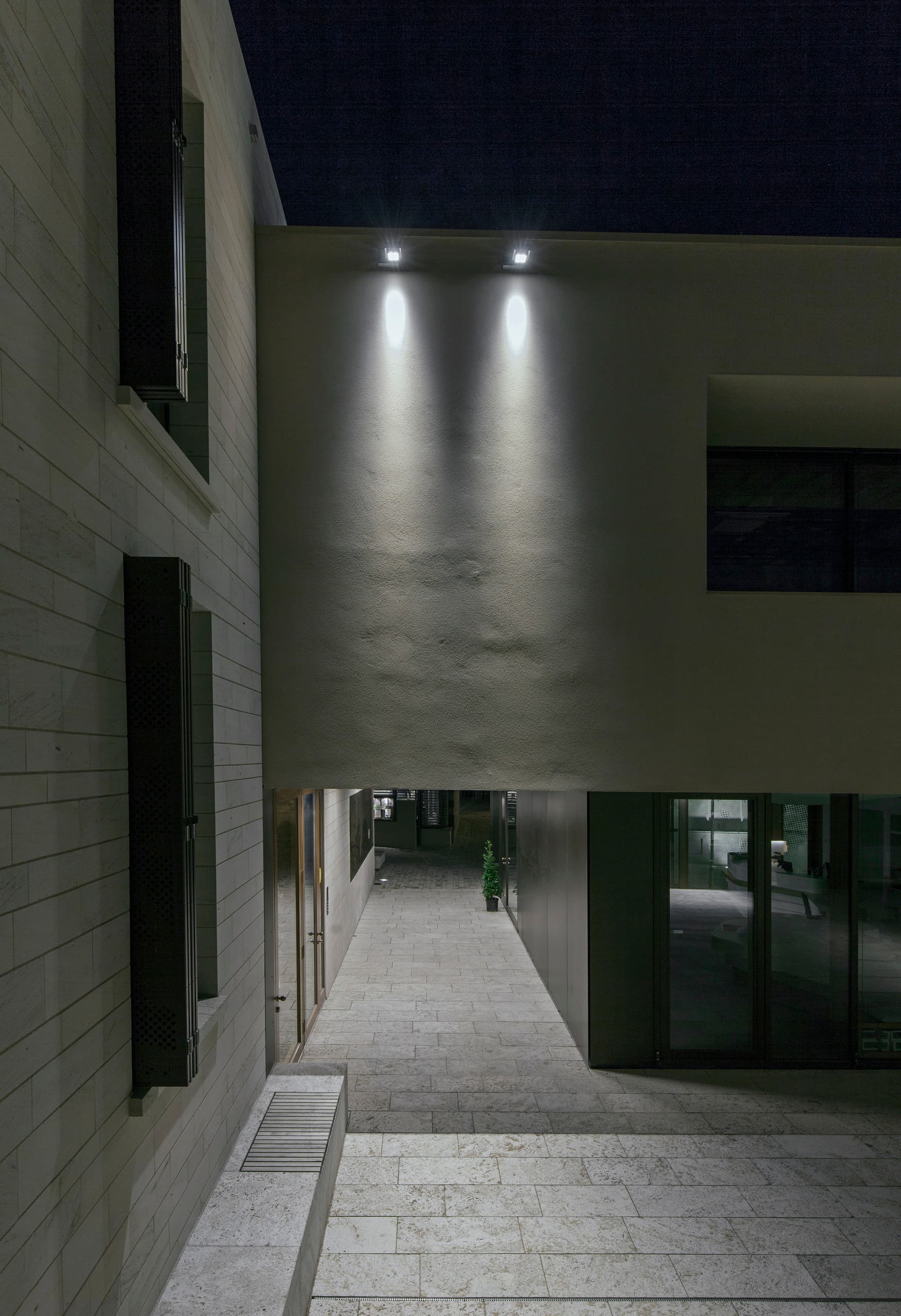 ERCO LED-Beleuchtung akzentuiert die moderne Architektur des Service Centers Iphofen bei Nacht.