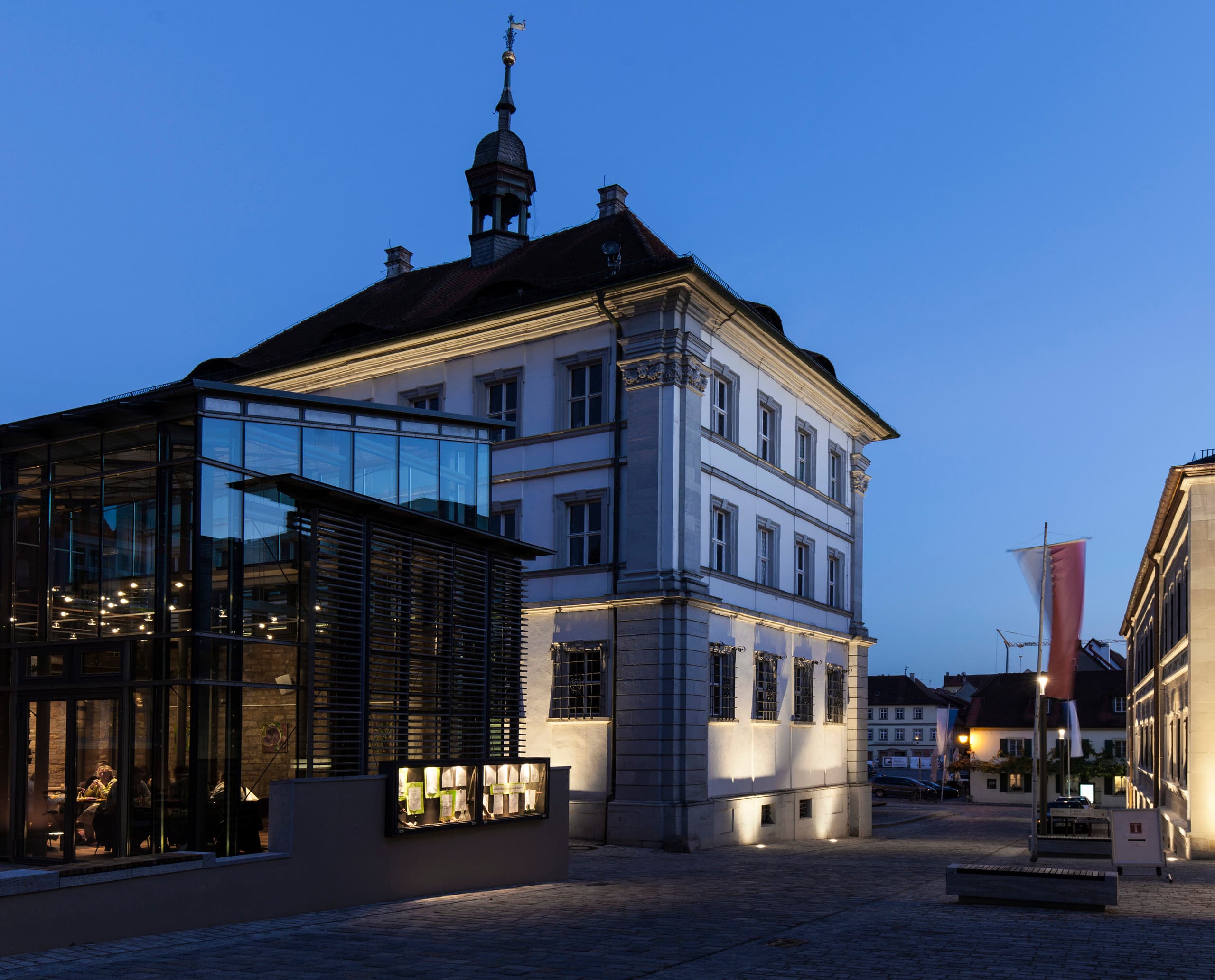 Beleuchtetes Iphofen Service Centre: ERCO LED-Technologie akzentuiert historische und moderne Architektur.