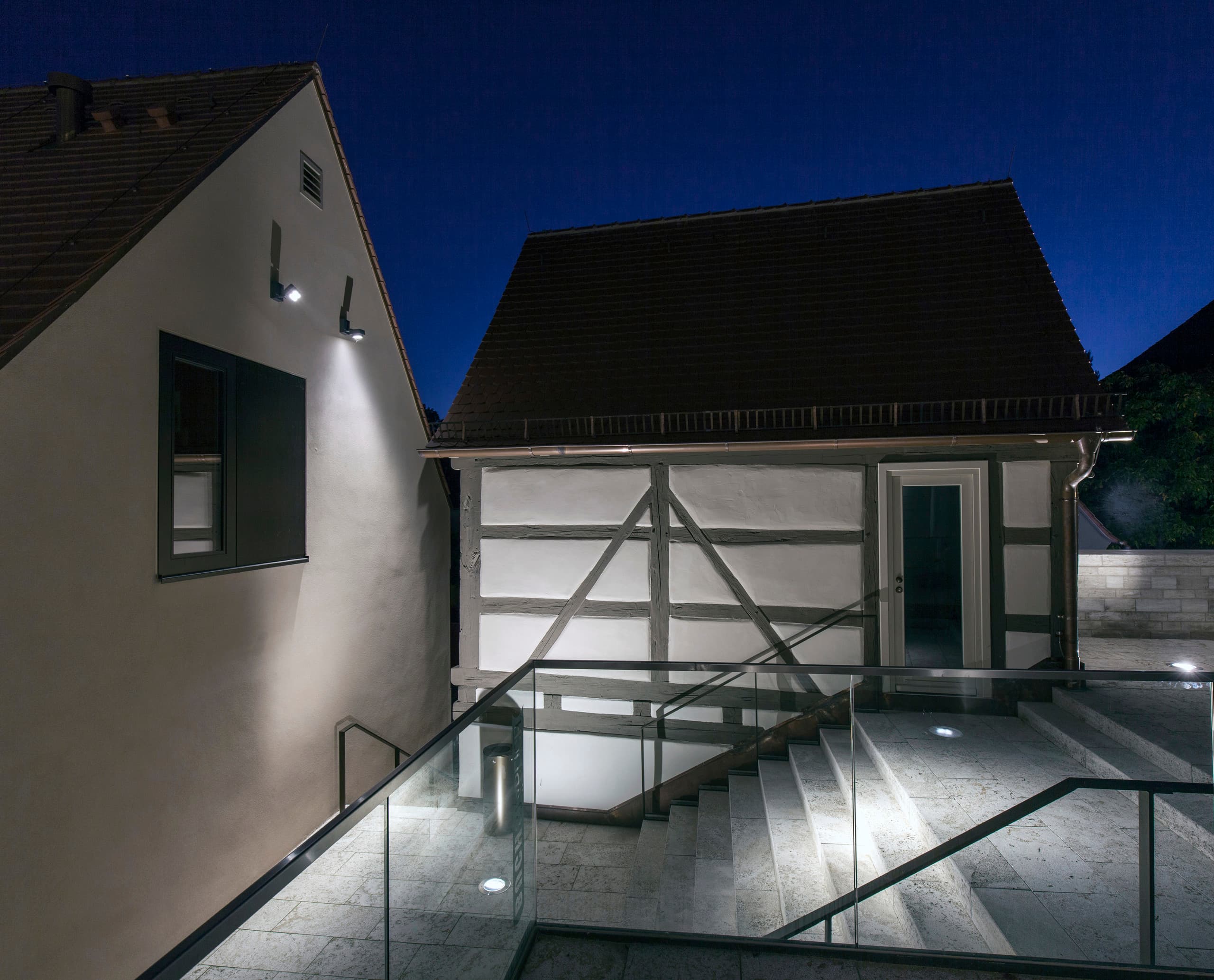ERCO LED-Beleuchtung akzentuiert die Architektur in Iphofen, hervorhebend historische Fassaden und moderne Elemente.