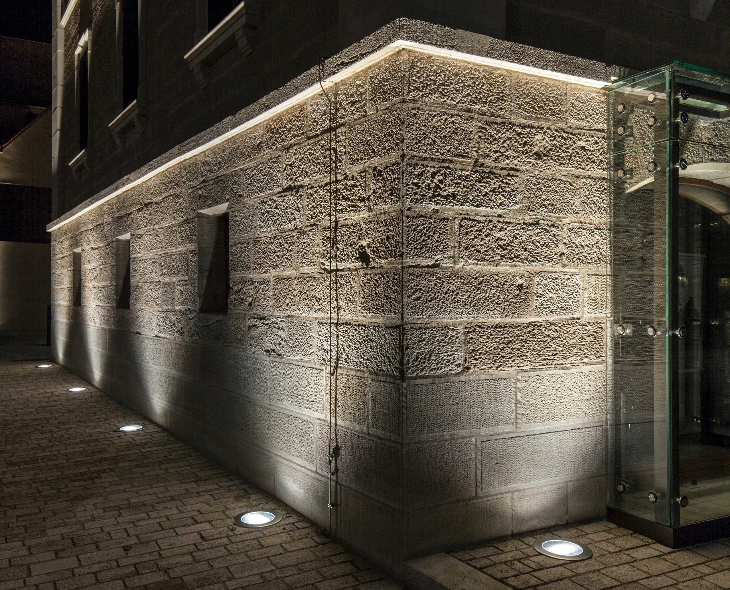 ERCO LED-Beleuchtung akzentuiert die Fassade des Iphofener Service-Centers und betont die Textur des historischen Gebäudes.