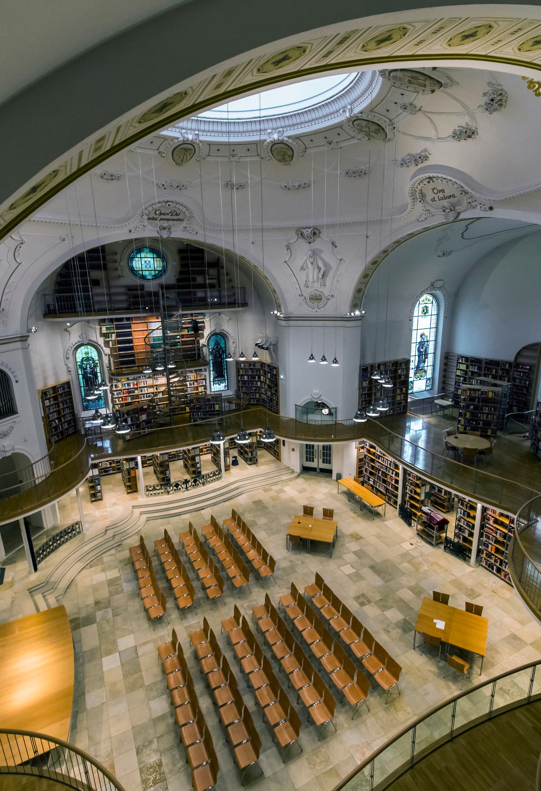 Innenansicht der Vorarlberger Landesbibliothek mit ERCO LED-Beleuchtung für optimierte Wandflutung.