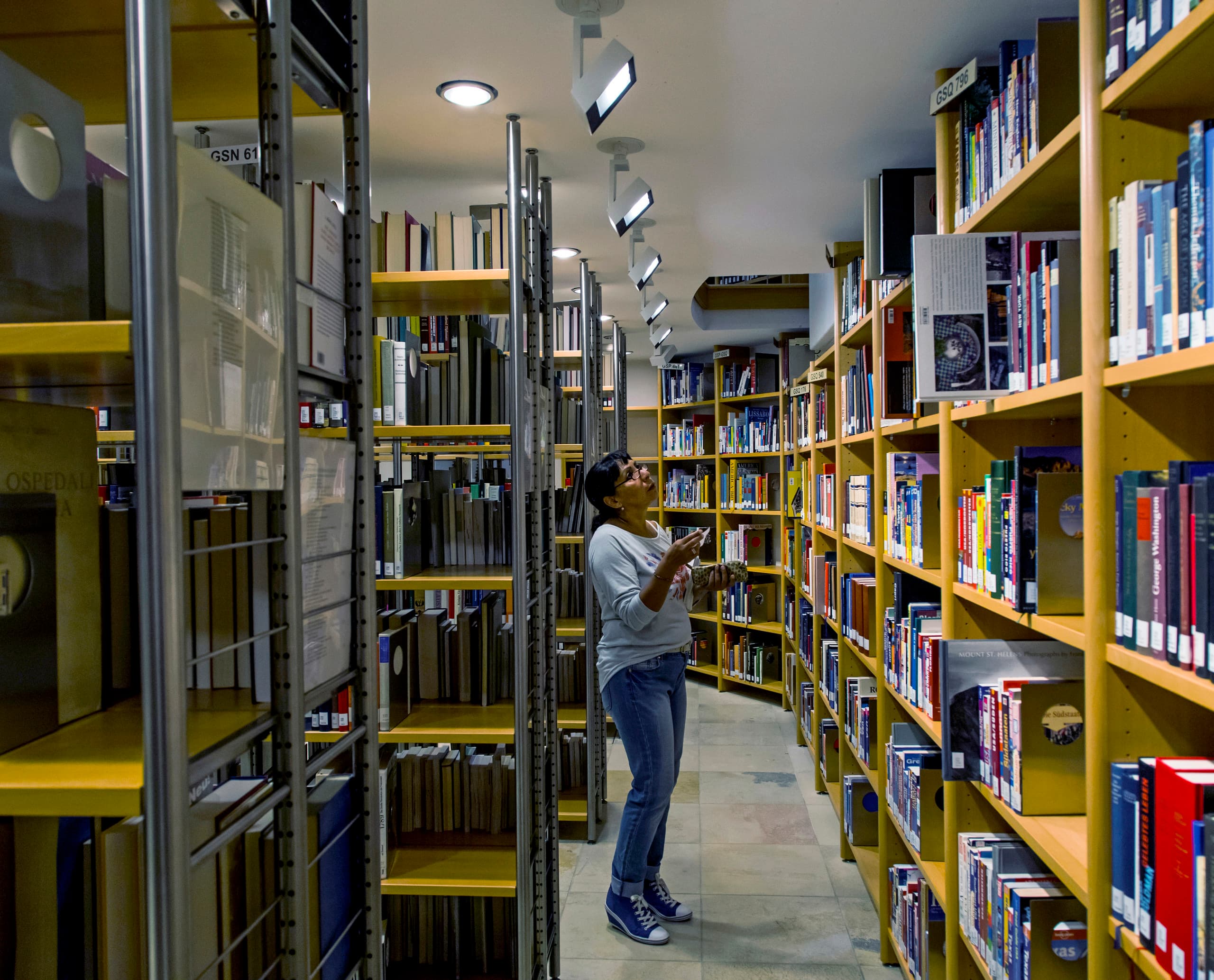 ERCO LED-Beleuchtung in der Vorarlberger Landesbibliothek für verbesserte vertikale Beleuchtung der Bücherregale.