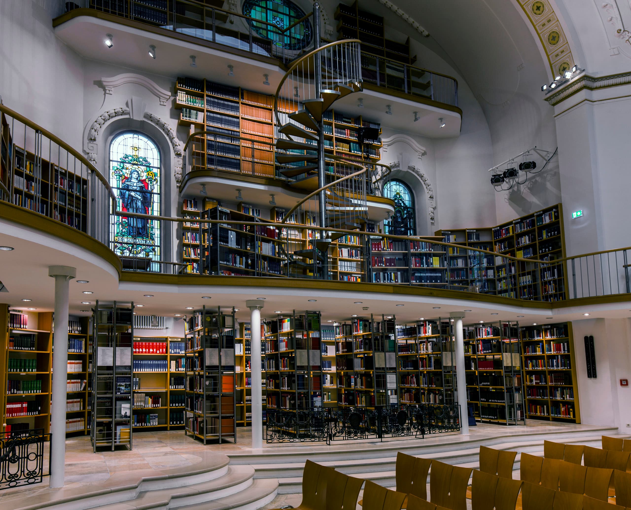 Innenansicht der Vorarlberger Landesbibliothek mit ERCO LED-Beleuchtung für optimierte Wandflutung.