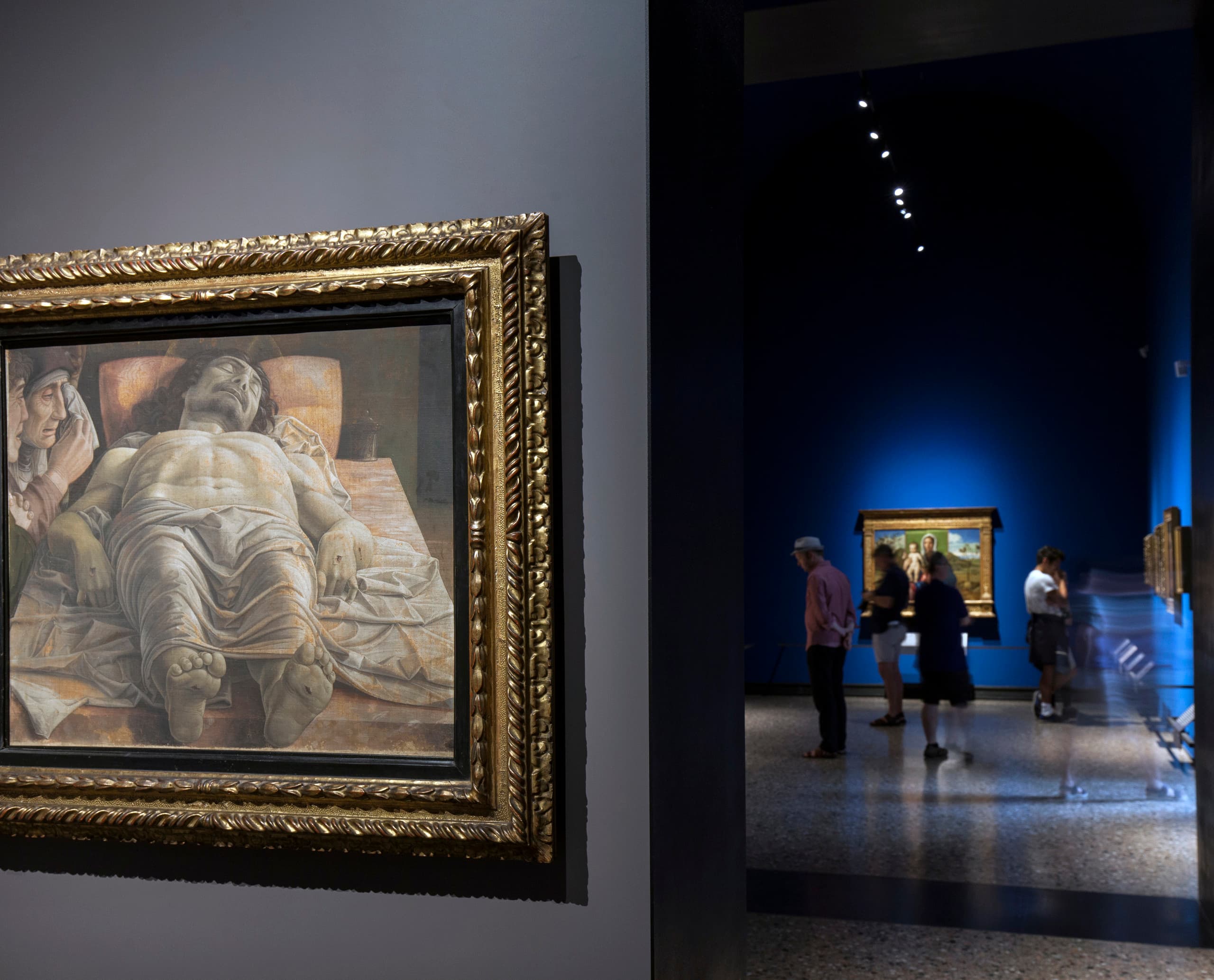 Andrea Mantegnas „Der tote Christus und drei Klagende“ in der Pinacoteca di Brera, beleuchtet mit ERCO LED-Strahlern.