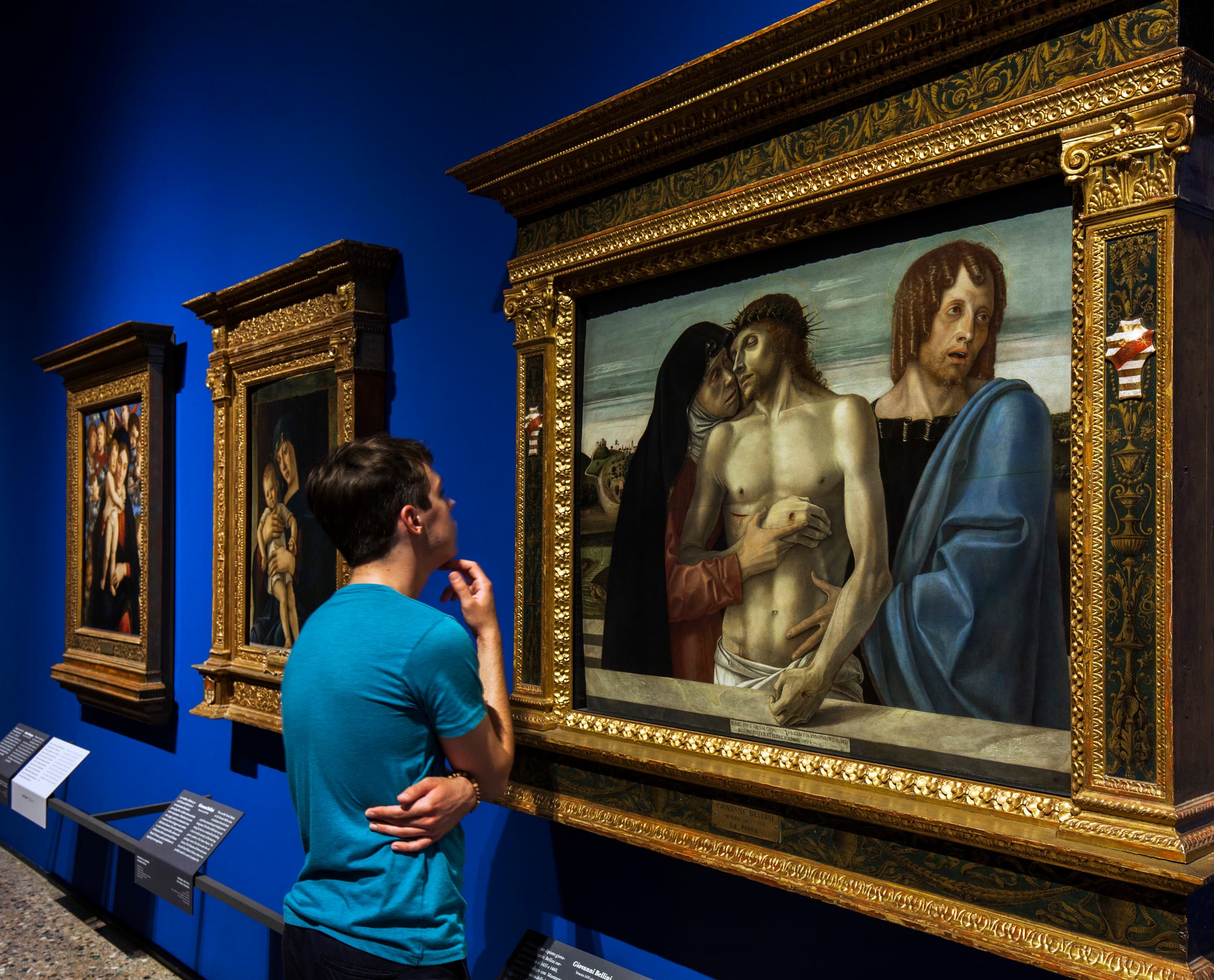 Besucher betrachtet Andrea Mantegnas „Der tote Christus und drei Klagende“ in der Pinacoteca di Brera, beleuchtet mit ERCO LED-Strahlern.